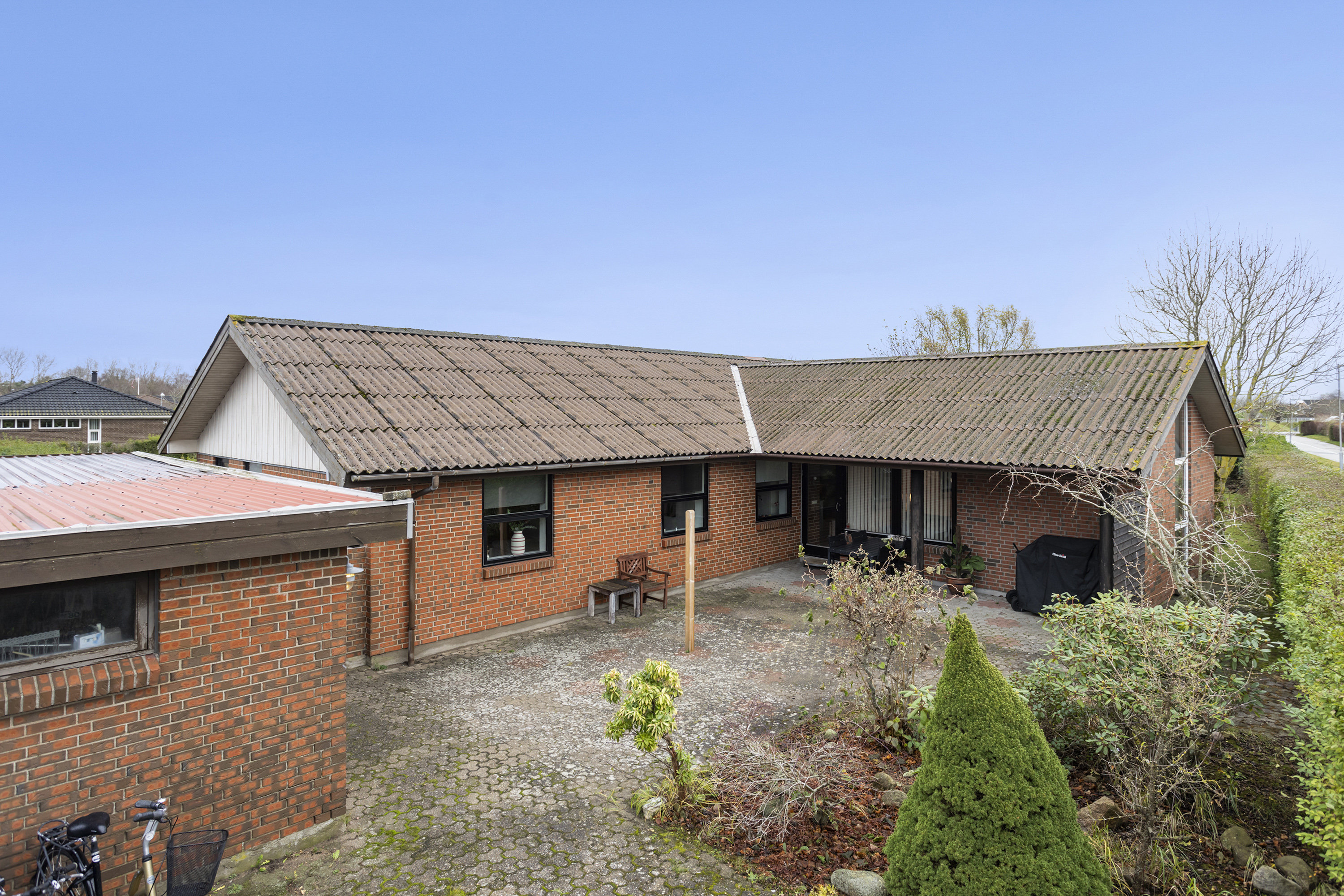 Fremhævet facade billede i fuldskærmstilstand. Billede af Tennisvej 42, 9900 Frederikshavn