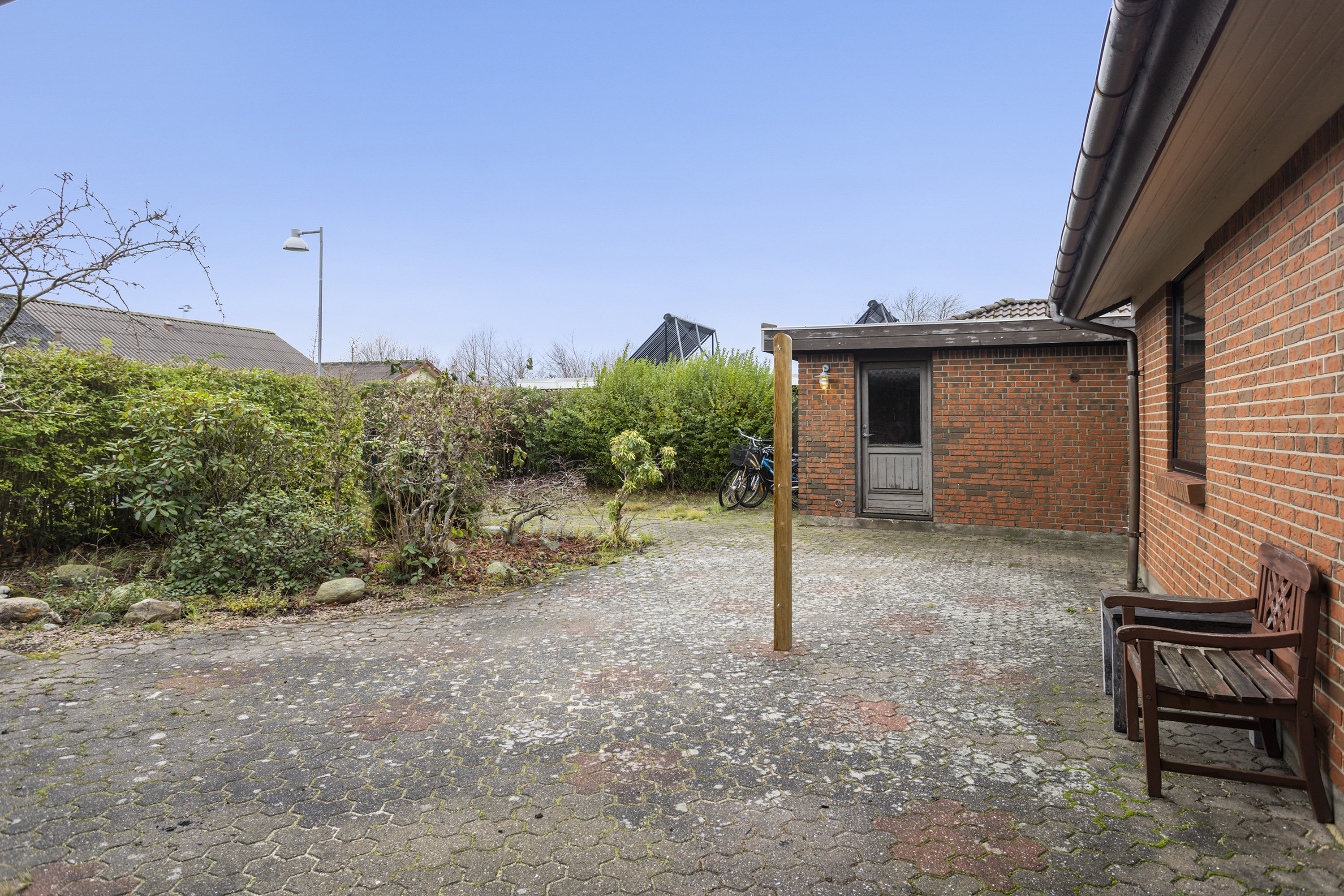 Fremhævet facade billede i fuldskærmstilstand. Billede af Tennisvej 42, 9900 Frederikshavn