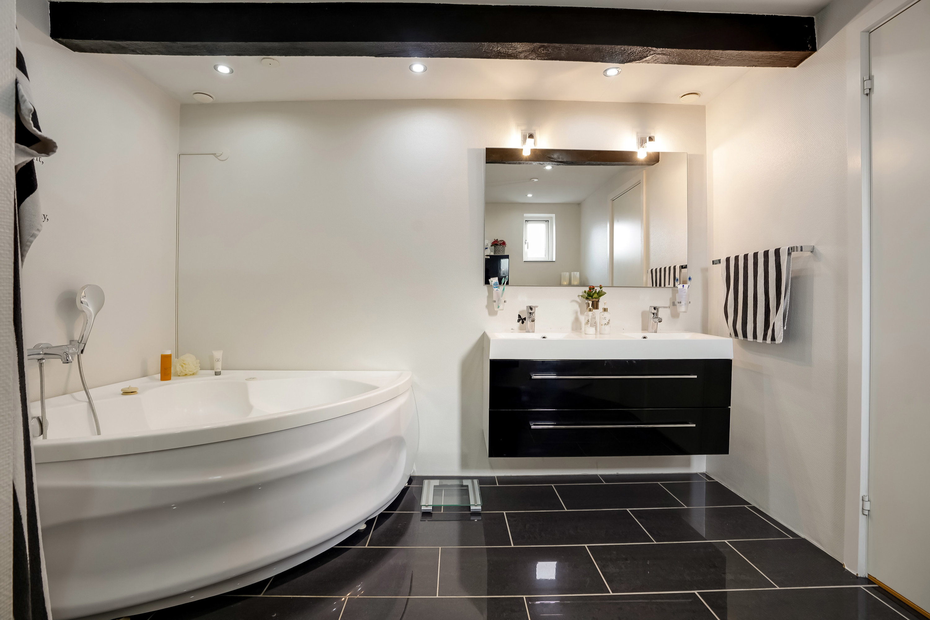 Fremhævet badeværelse billede i fuldskærmstilstand. Billede af Marthavænget 10, Næsby, 5270 Odense N