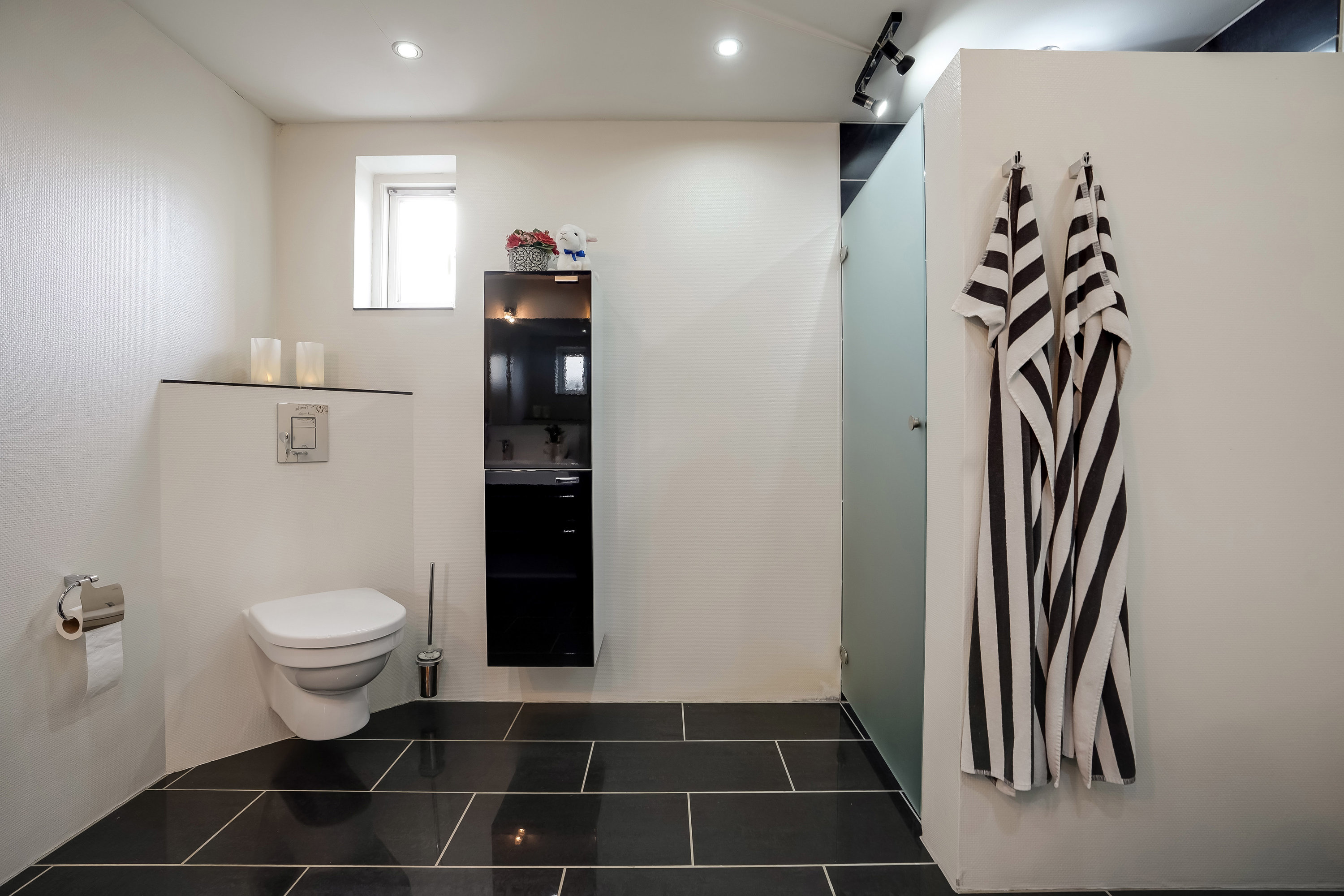 Fremhævet badeværelse billede i fuldskærmstilstand. Billede af Marthavænget 10, Næsby, 5270 Odense N