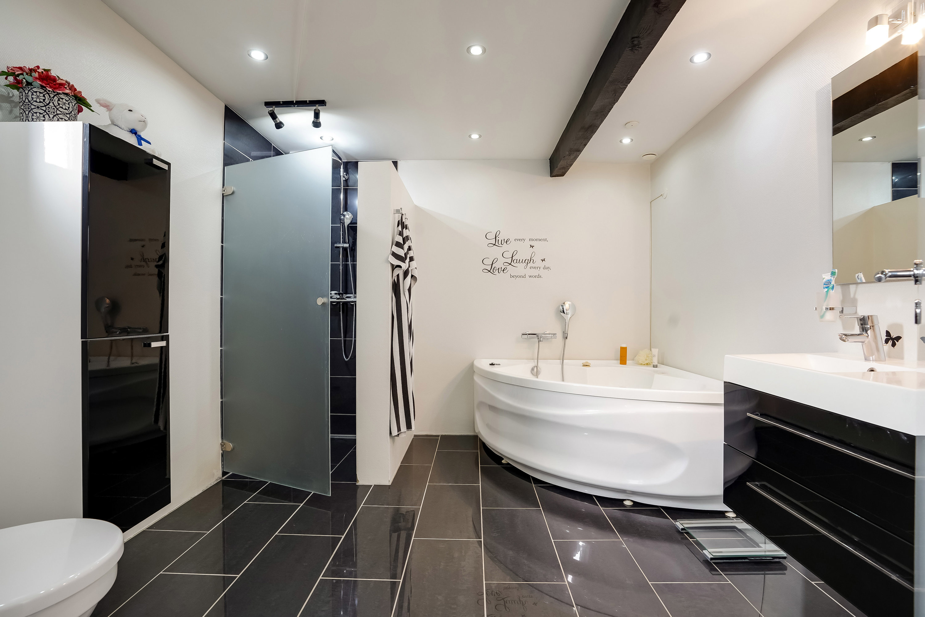 Miniaturebillede 2: badeværelse. Billede af Marthavænget 10, Næsby, 5270 Odense N