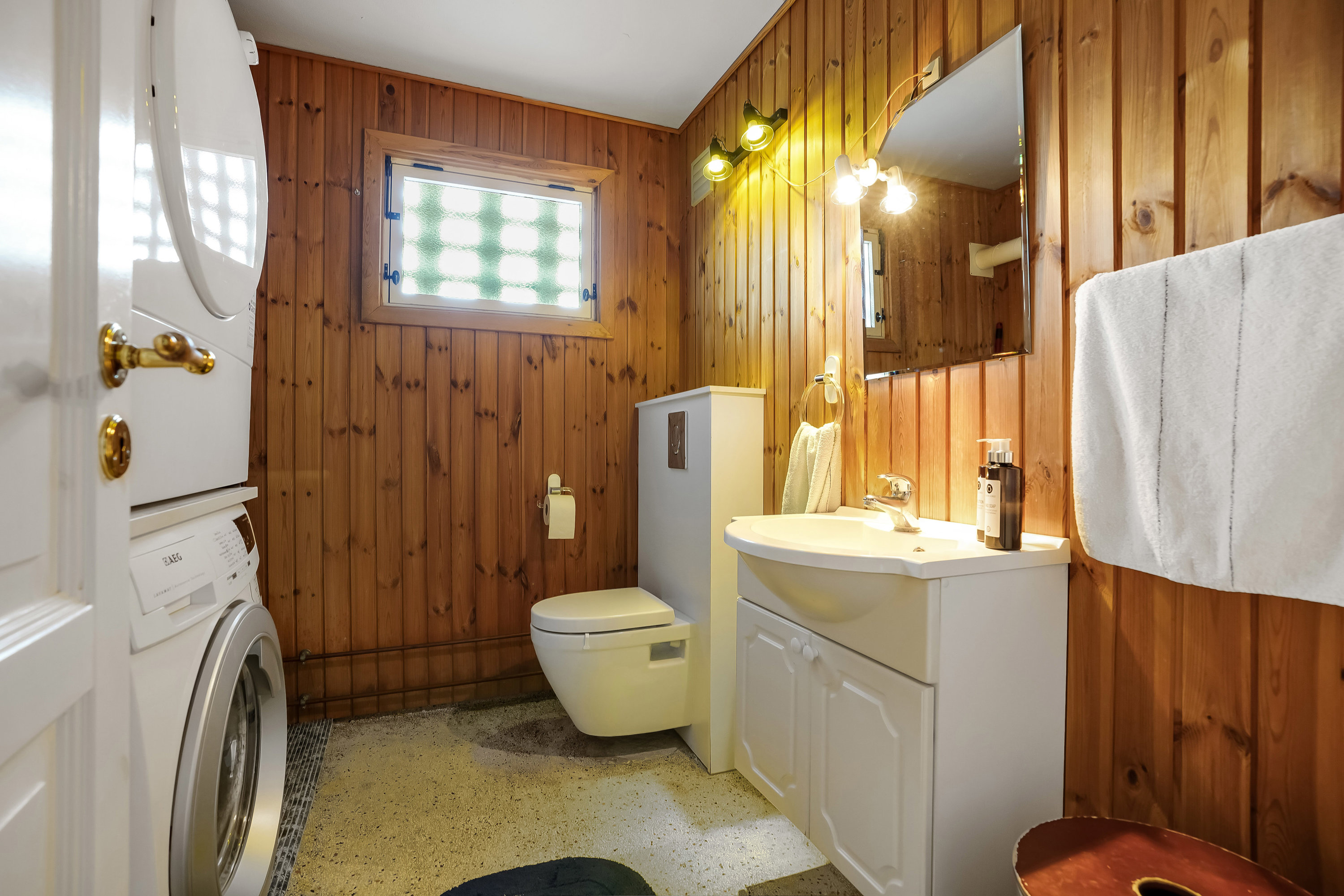 Fremhævet toilet billede i fuldskærmstilstand. Billede af Marthavænget 10, Næsby, 5270 Odense N