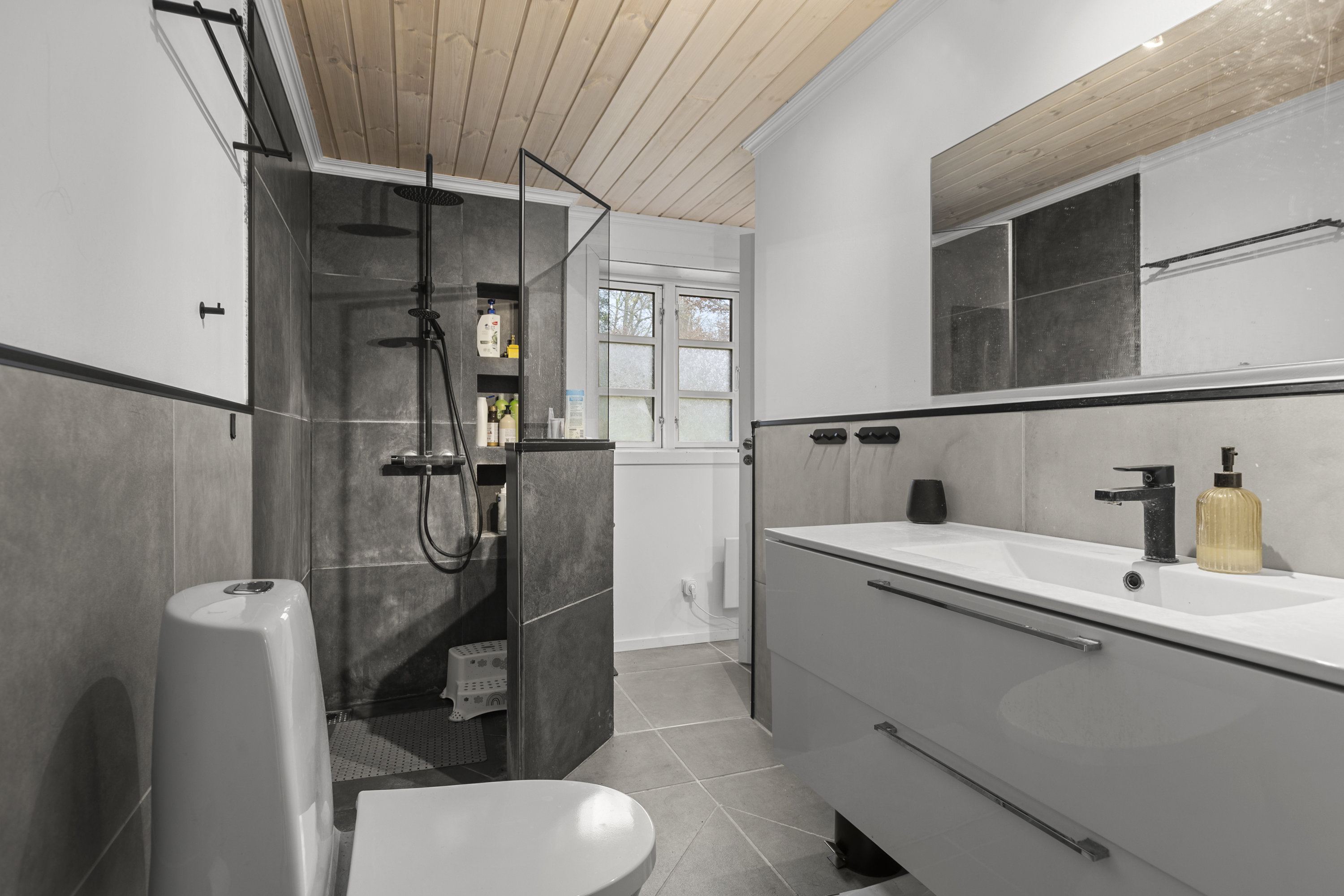 Fremhævet badeværelse billede i fuldskærmstilstand. Billede af Hovedgaden 106, 4295 Stenlille