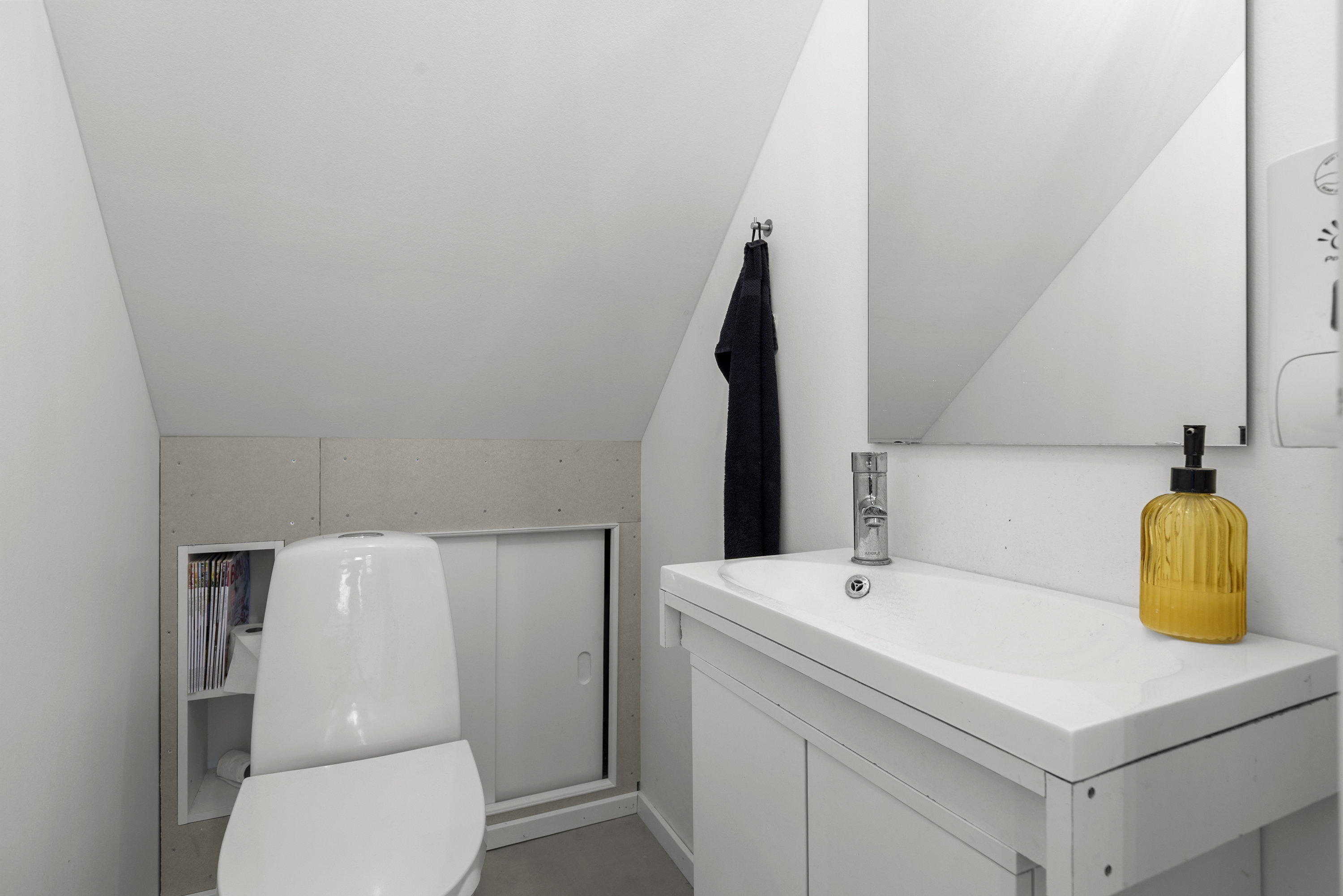 Fremhævet toilet billede i fuldskærmstilstand. Billede af Hovedgaden 106, 4295 Stenlille