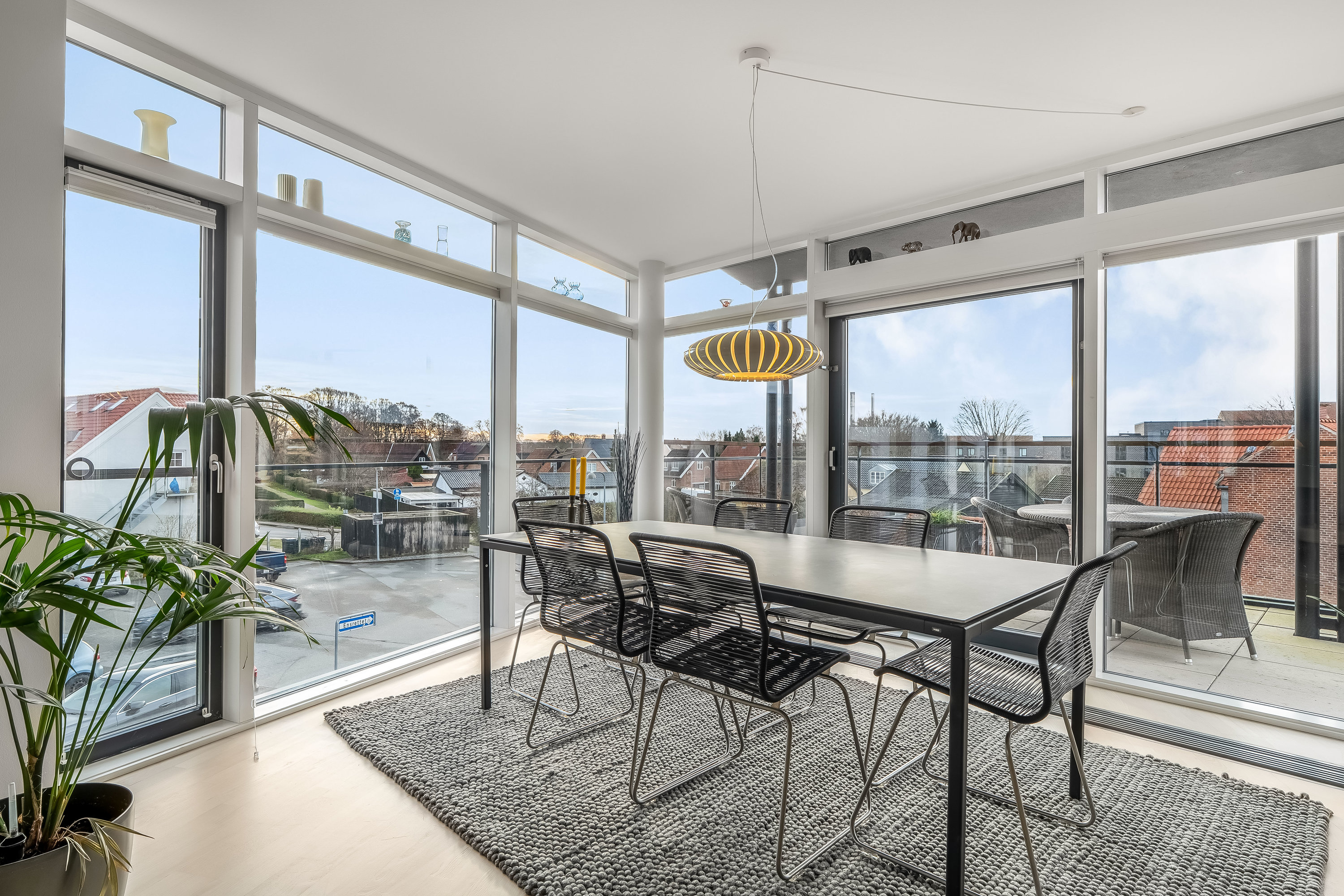 Fremhævet stue billede i fuldskærmstilstand. Billede af Trollesvej 4, 1. 16., 3400 Hillerød