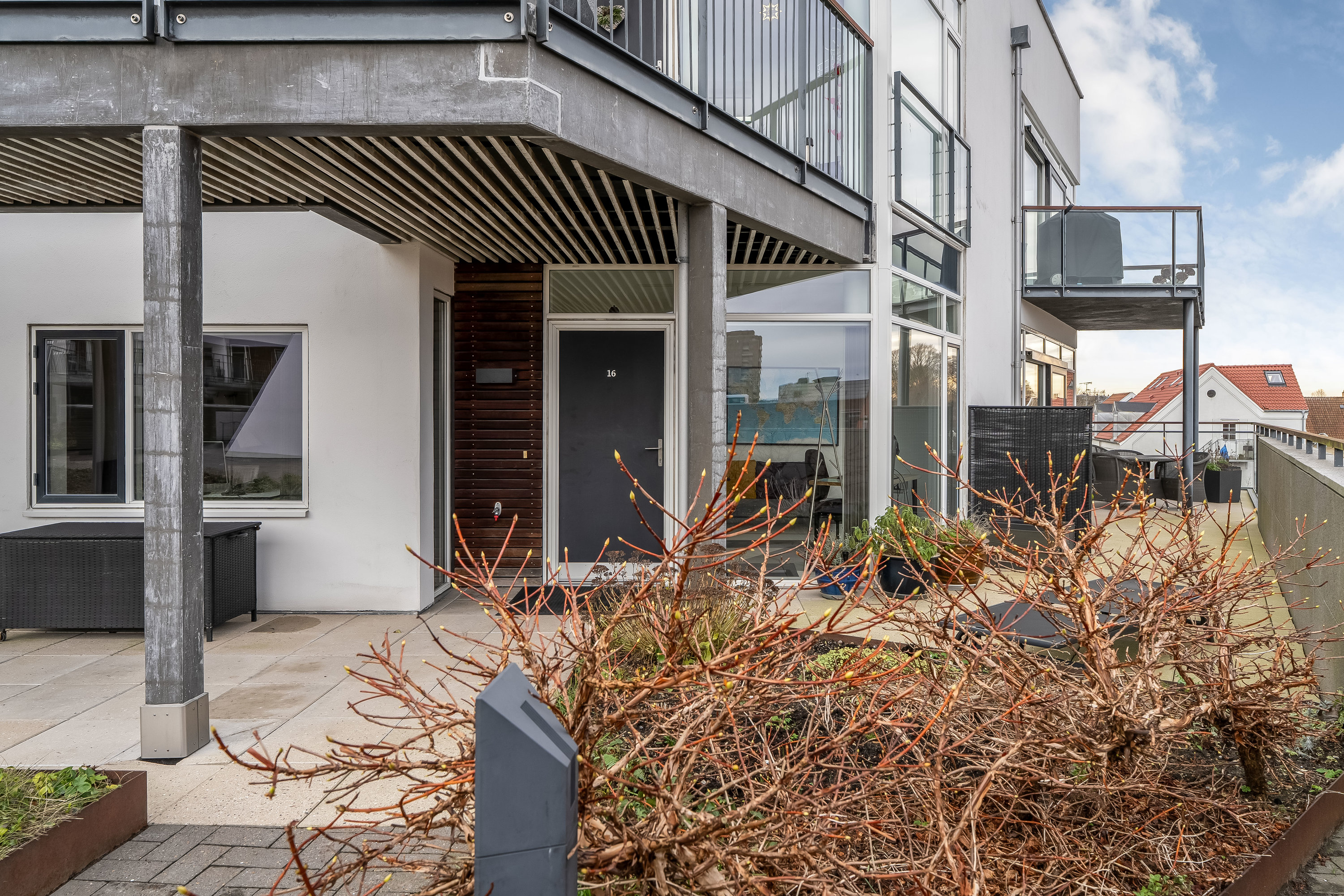 Fremhævet facade billede i fuldskærmstilstand. Billede af Trollesvej 4, 1. 16., 3400 Hillerød