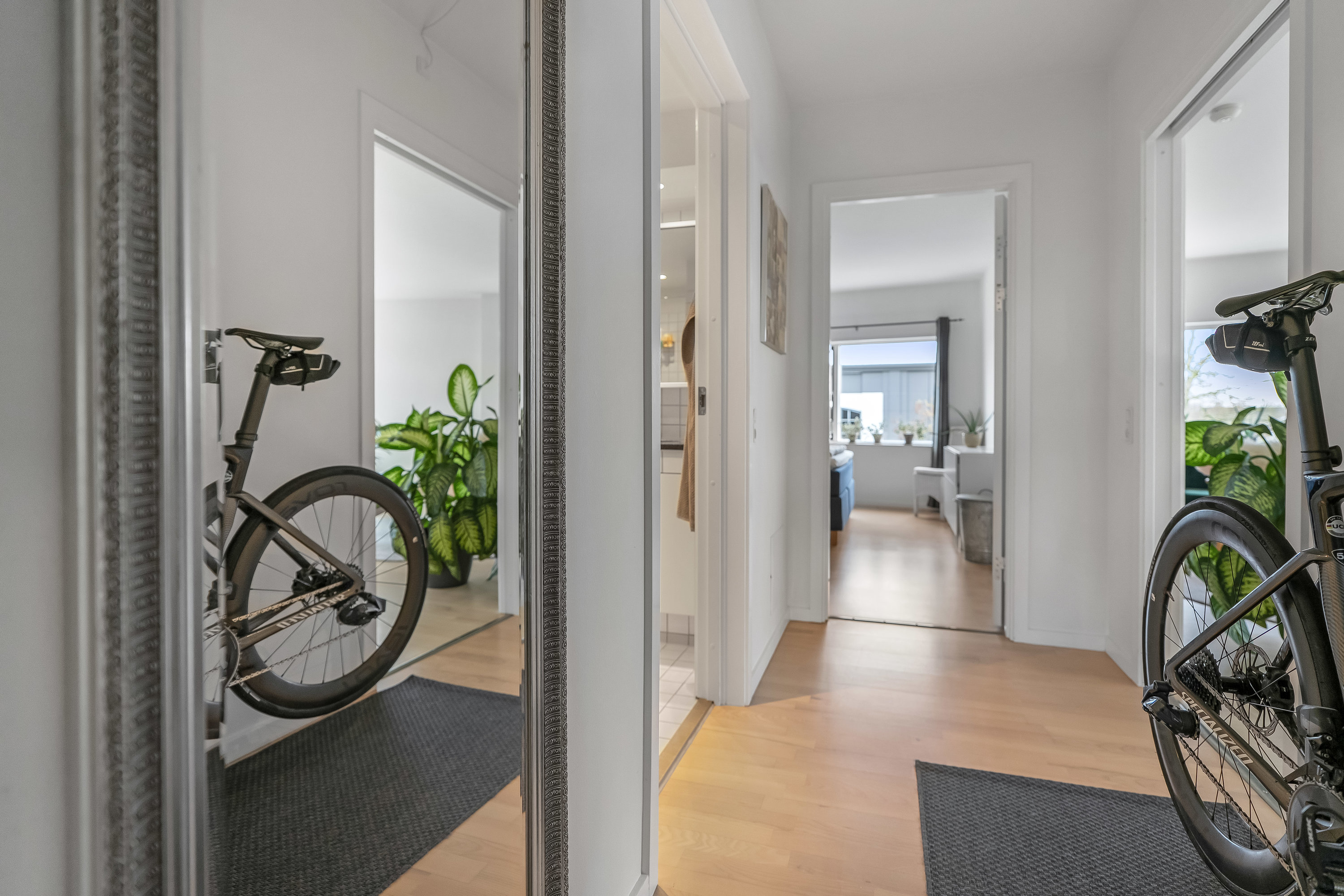 Fremhævet gang billede i fuldskærmstilstand. Billede af Trollesvej 4, 1. 16., 3400 Hillerød