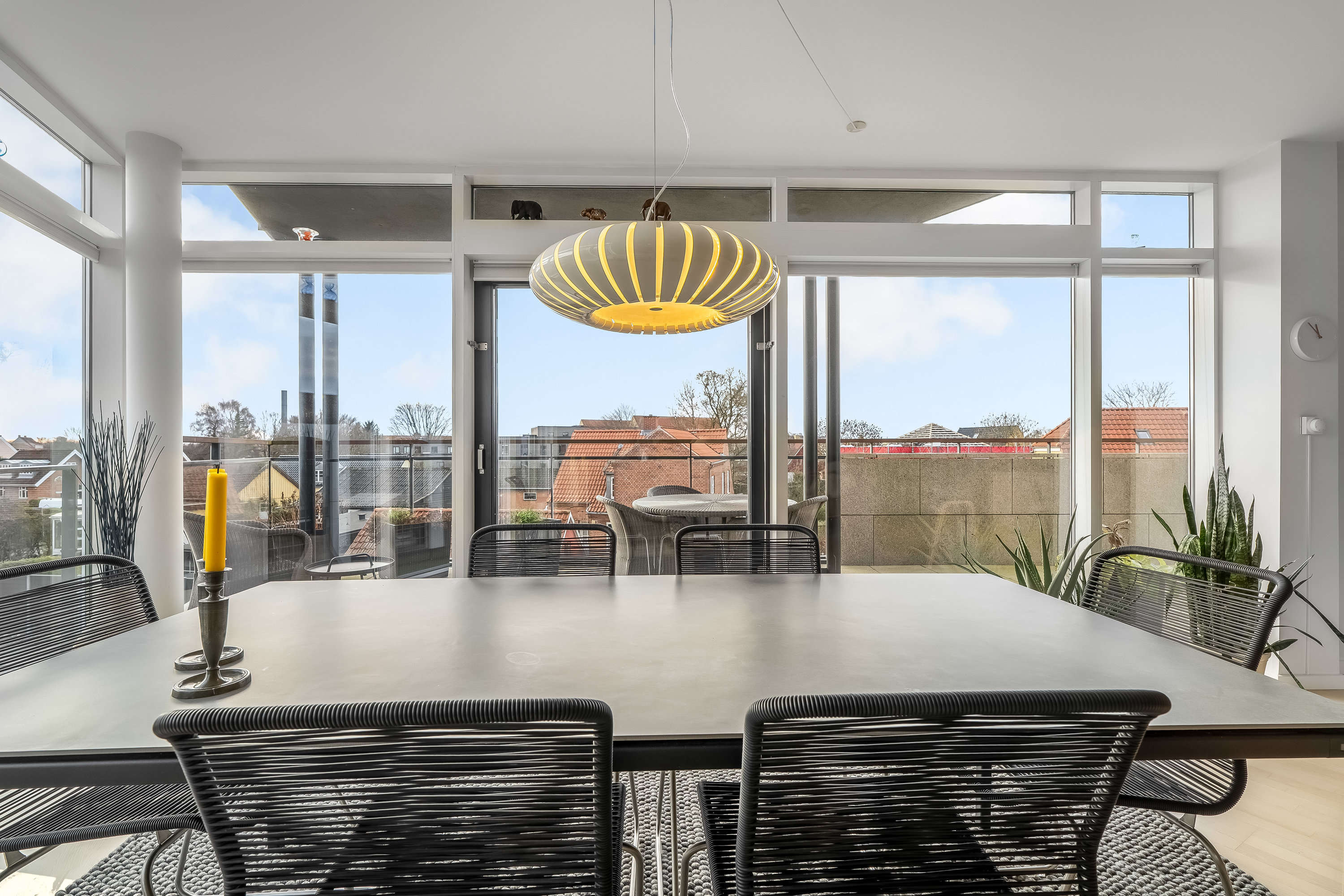 Fremhævet stue billede i fuldskærmstilstand. Billede af Trollesvej 4, 1. 16., 3400 Hillerød