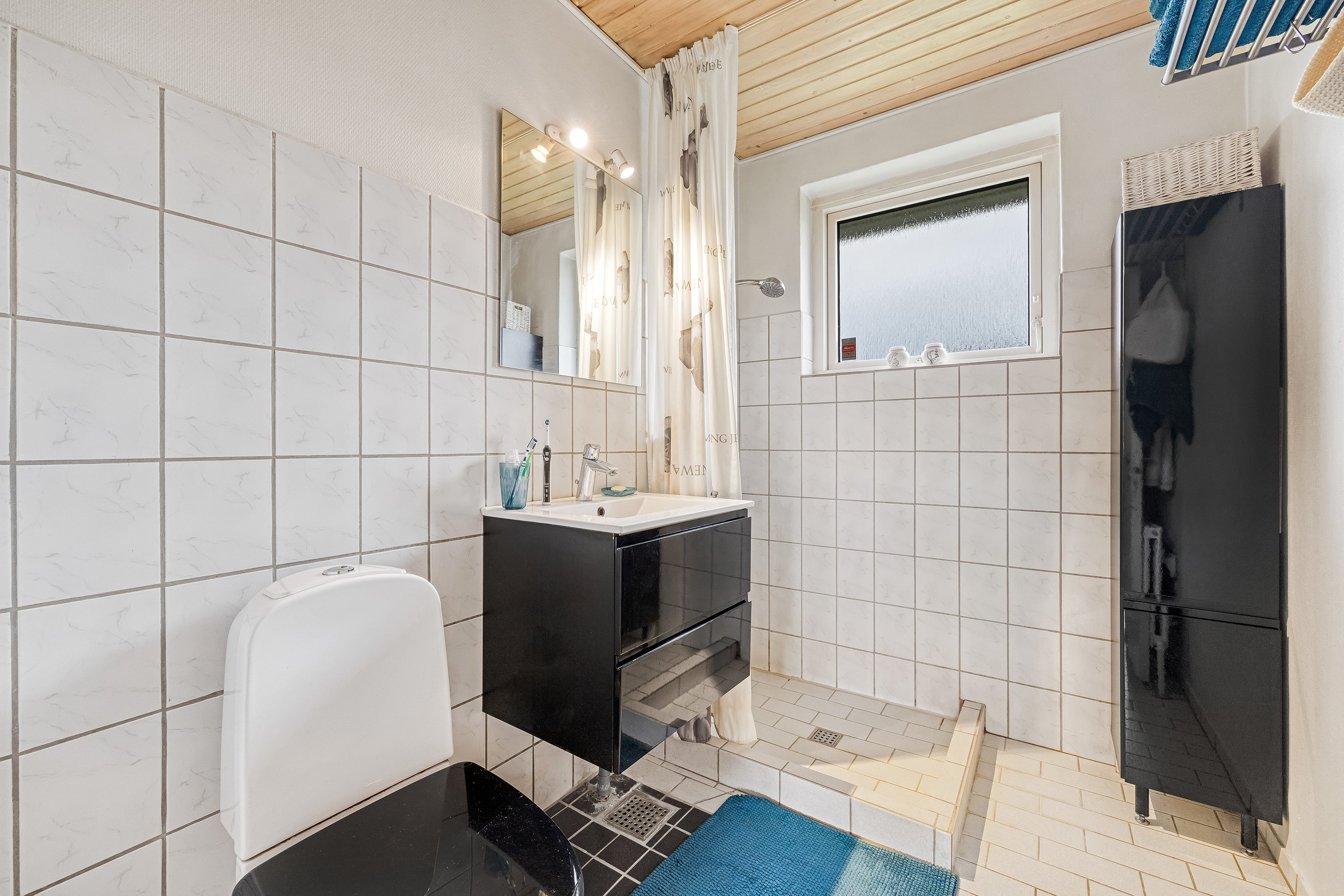 Fremhævet badeværelse billede i fuldskærmstilstand. Billede af Lerager 50, 3600 Frederikssund