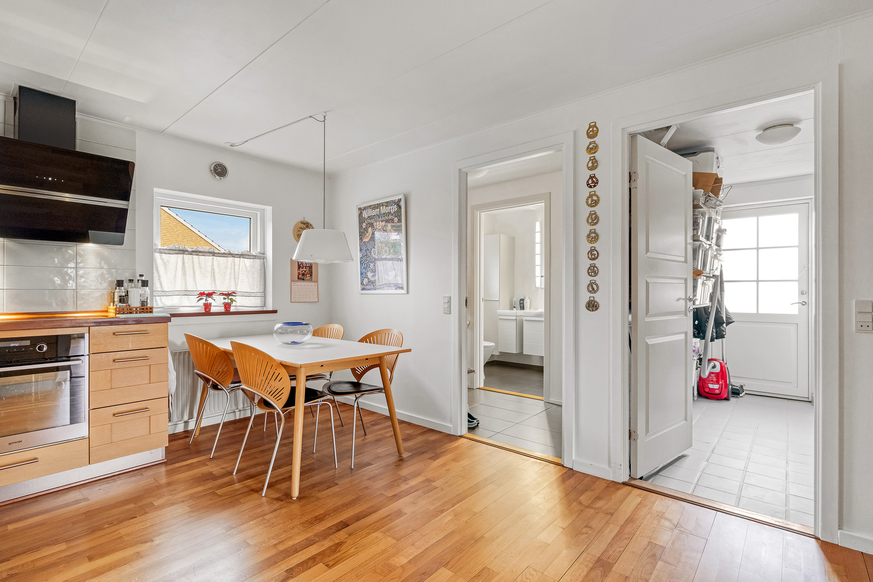 Fremhævet køkken alrum billede i fuldskærmstilstand. Billede af Bakkebo 68, 3550 Slangerup