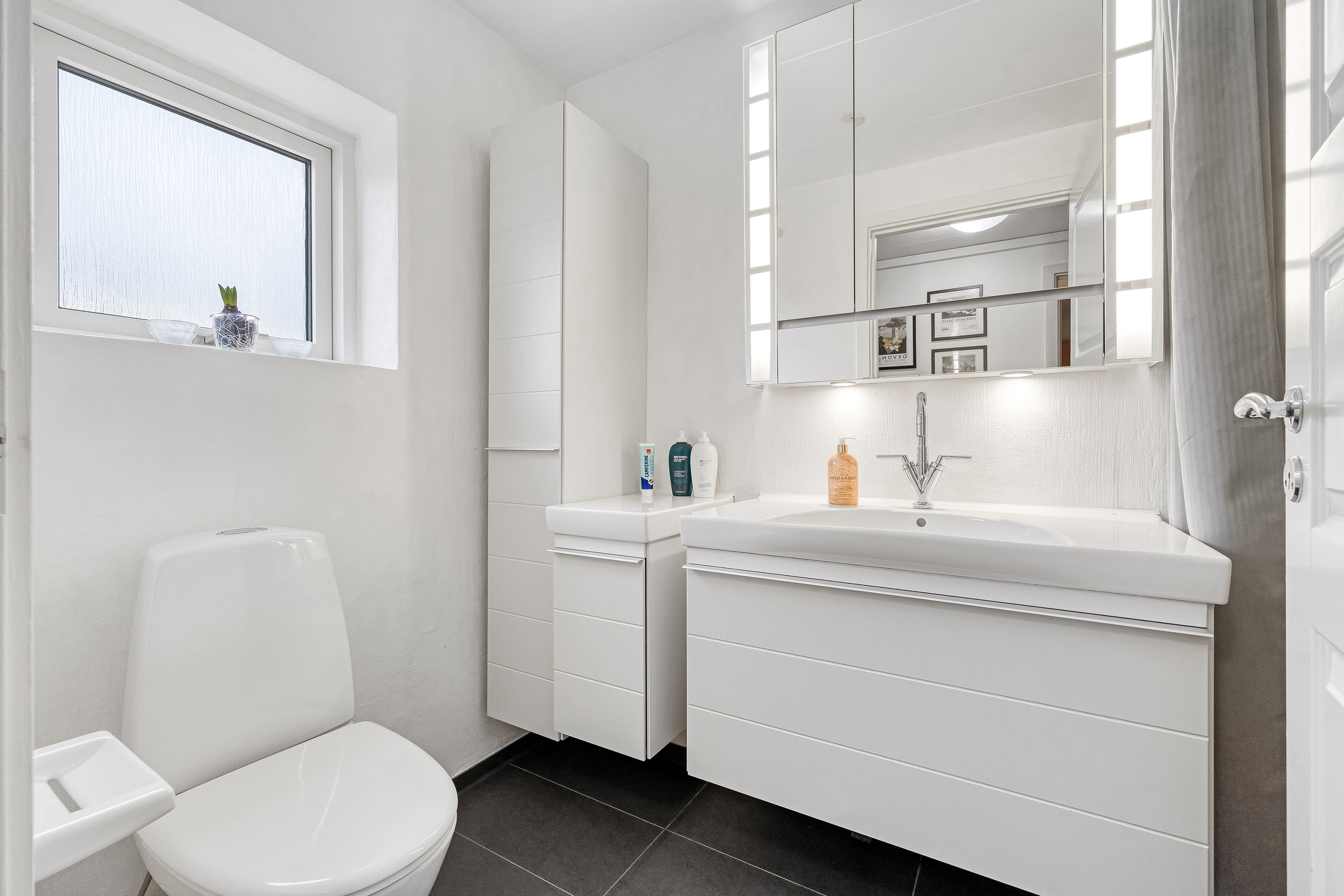 Fremhævet badeværelse billede i fuldskærmstilstand. Billede af Bakkebo 68, 3550 Slangerup