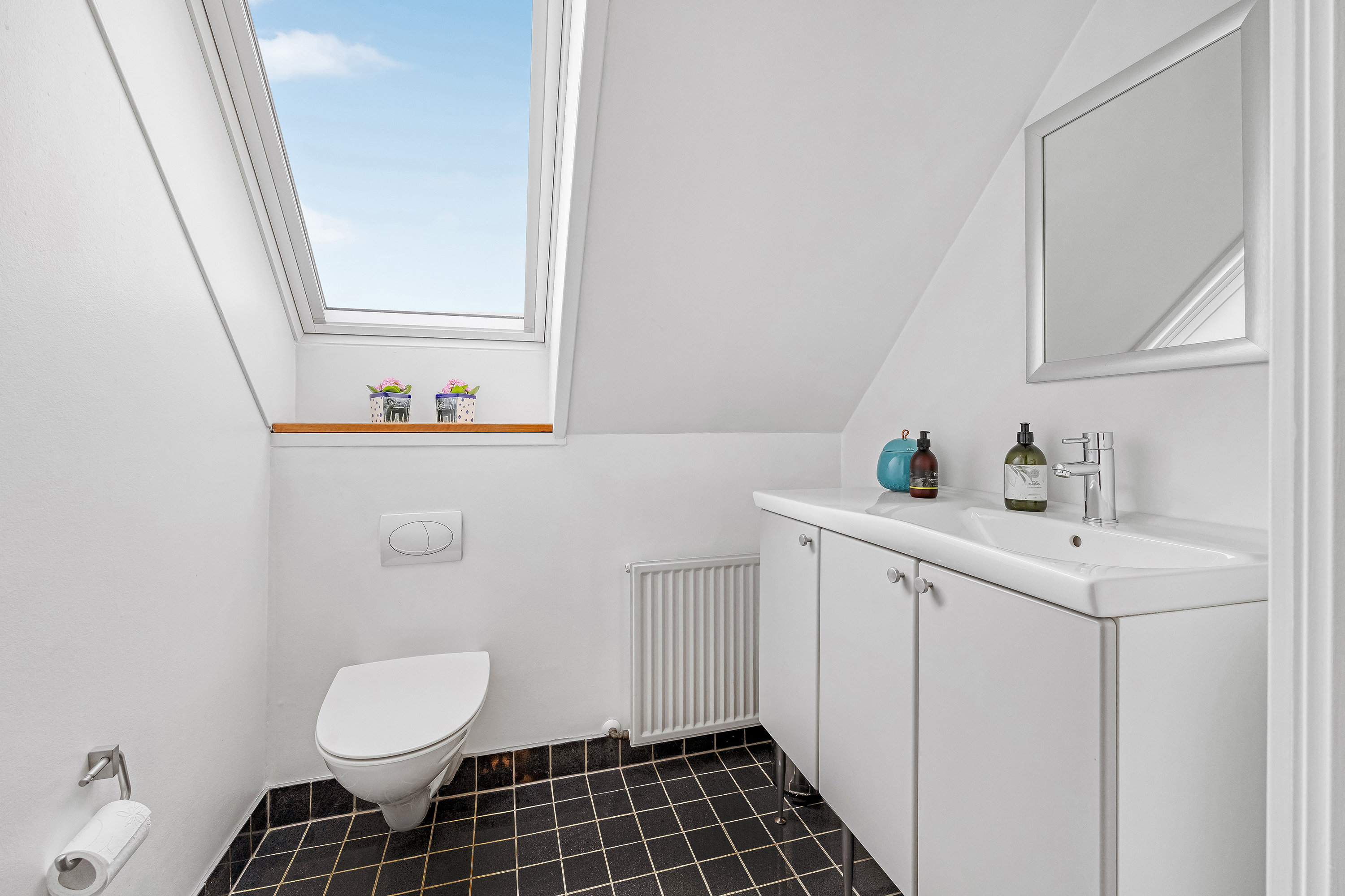 Fremhævet toilet billede i fuldskærmstilstand. Billede af Bakkebo 68, 3550 Slangerup