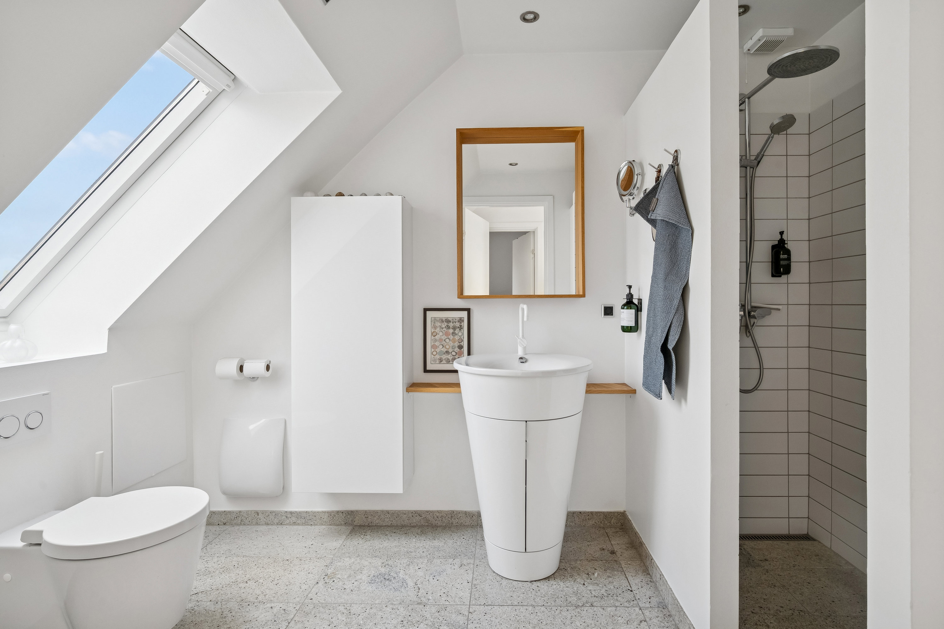 Fremhævet badeværelse billede i fuldskærmstilstand. Billede af Lindevangsvej 5, 2. th., 8240 Risskov