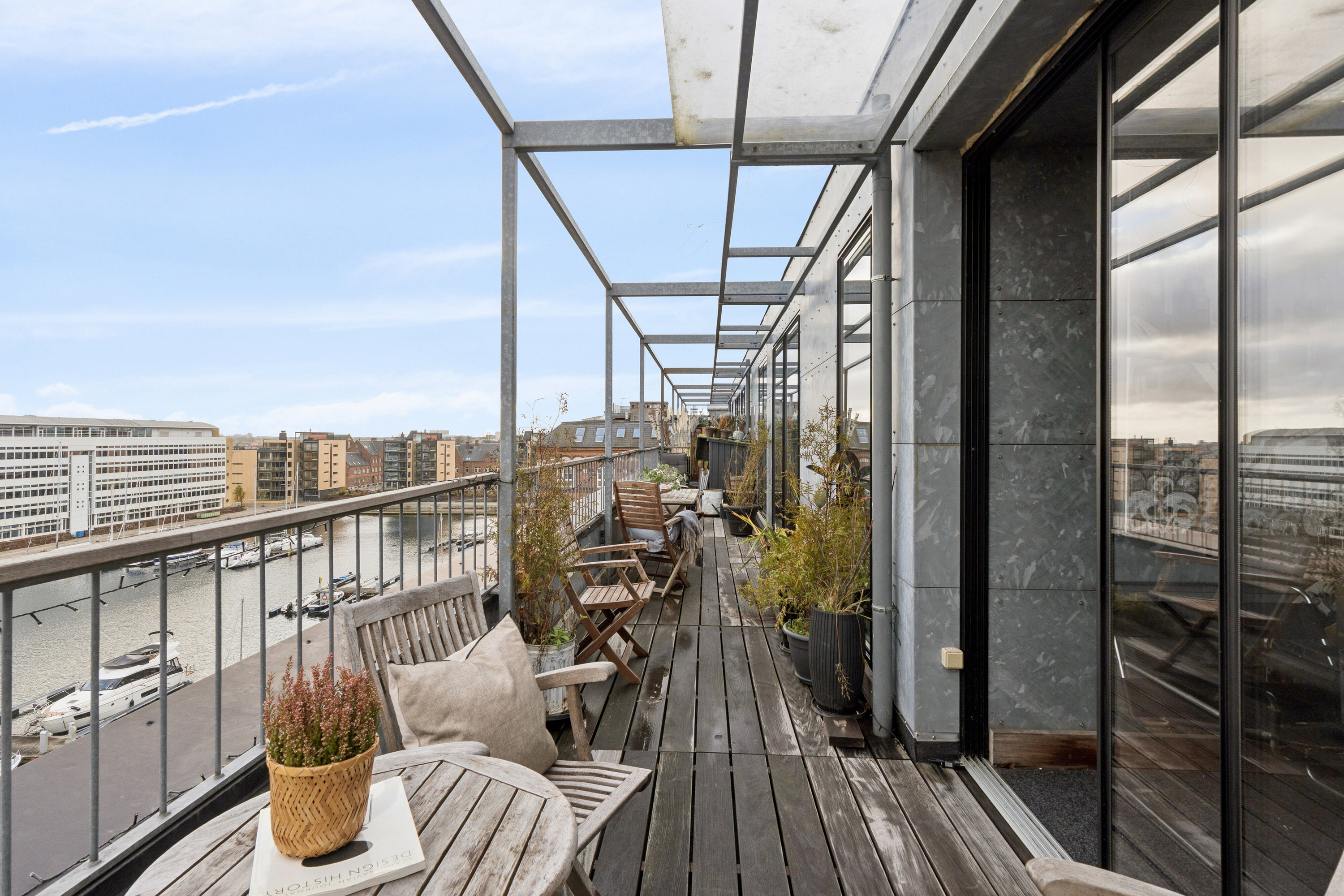 Miniaturebillede 2: altan. Billede af Dampfærgevej 12, 6. tv., 2100 København Ø