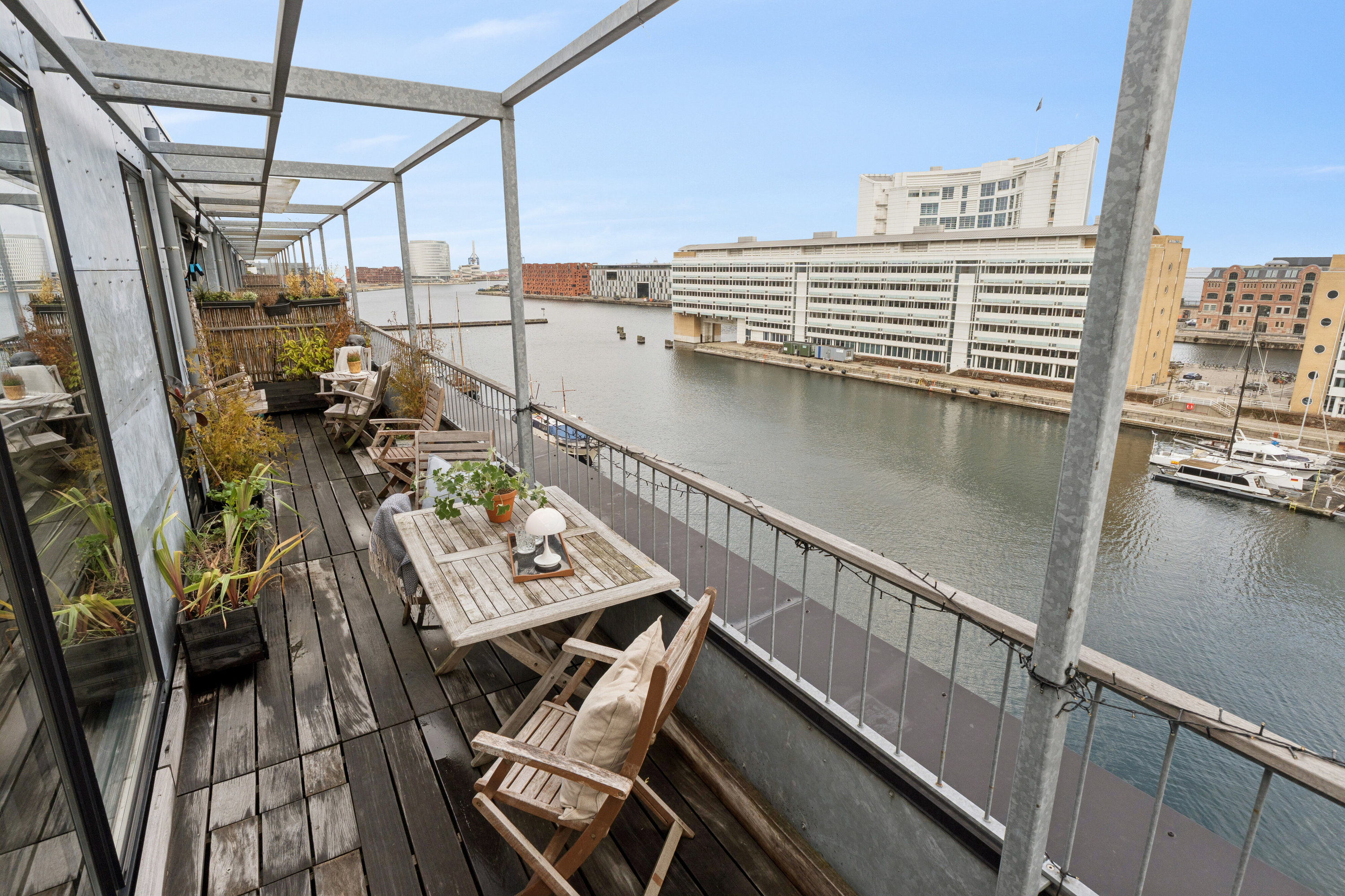 Fremhævet altan billede i fuldskærmstilstand. Billede af Dampfærgevej 12, 6. tv., 2100 København Ø