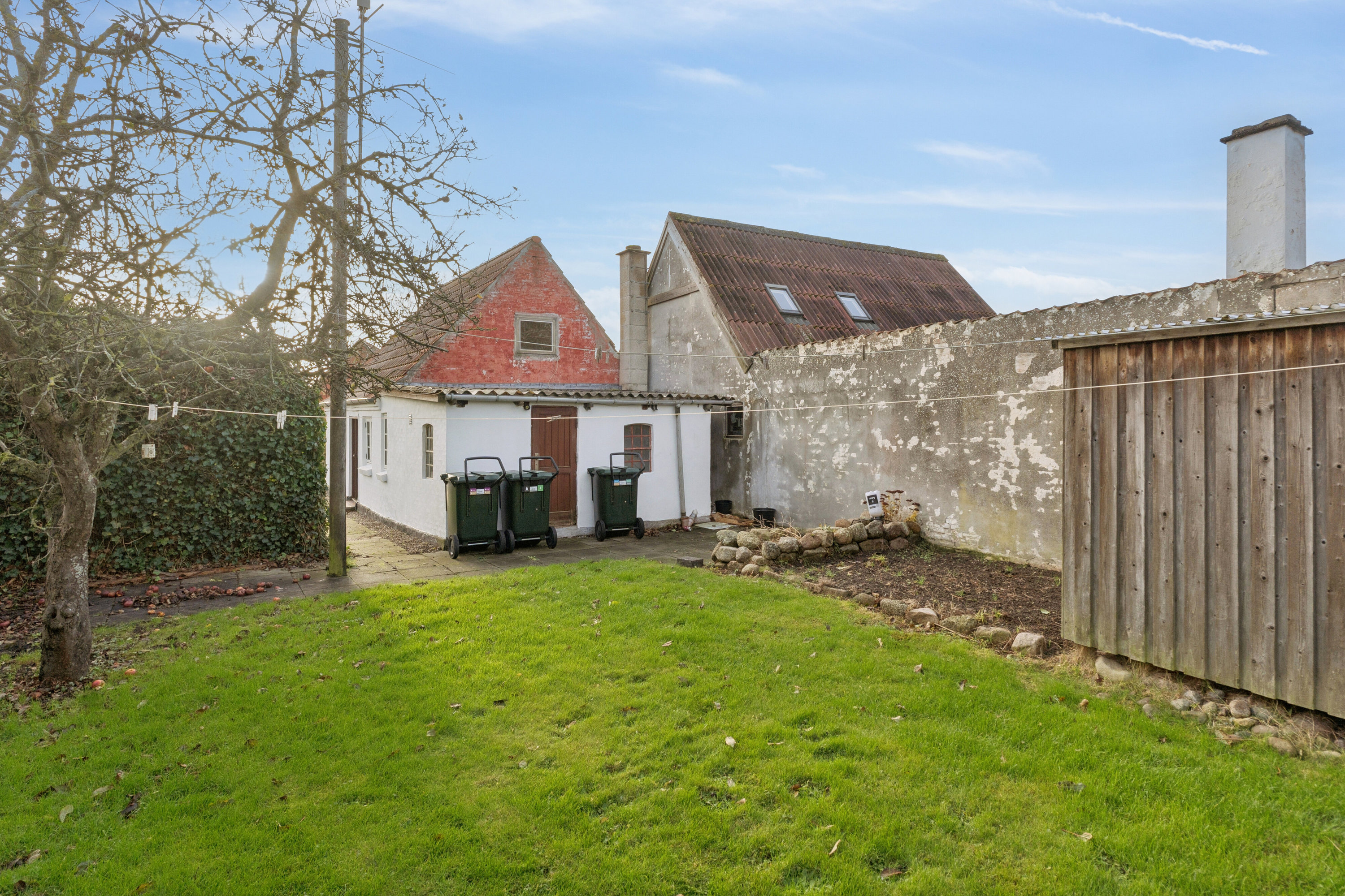 Fremhævet set fra haven billede i fuldskærmstilstand. Billede af Viebæltet 31, 5900 Rudkøbing