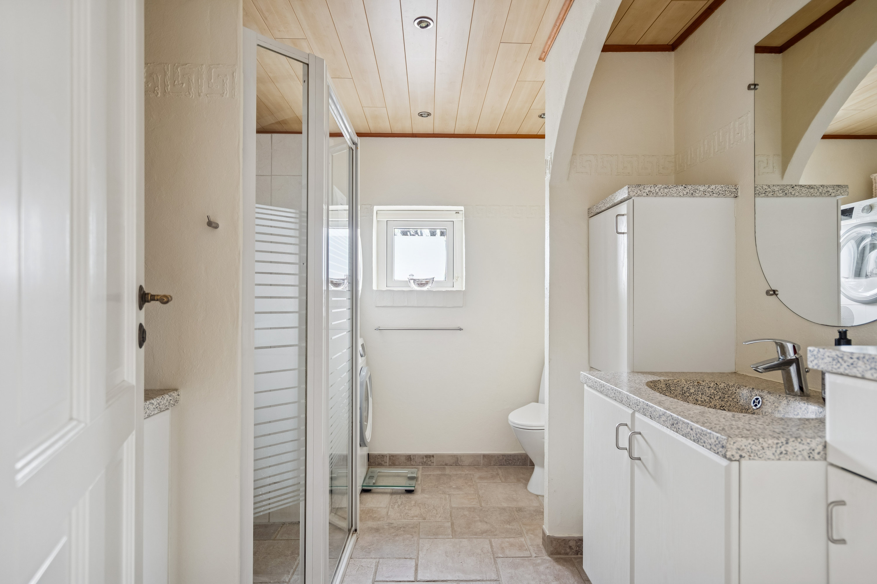 Fremhævet badeværelse billede i fuldskærmstilstand. Billede af Daphnesvej 11, 9990 Skagen