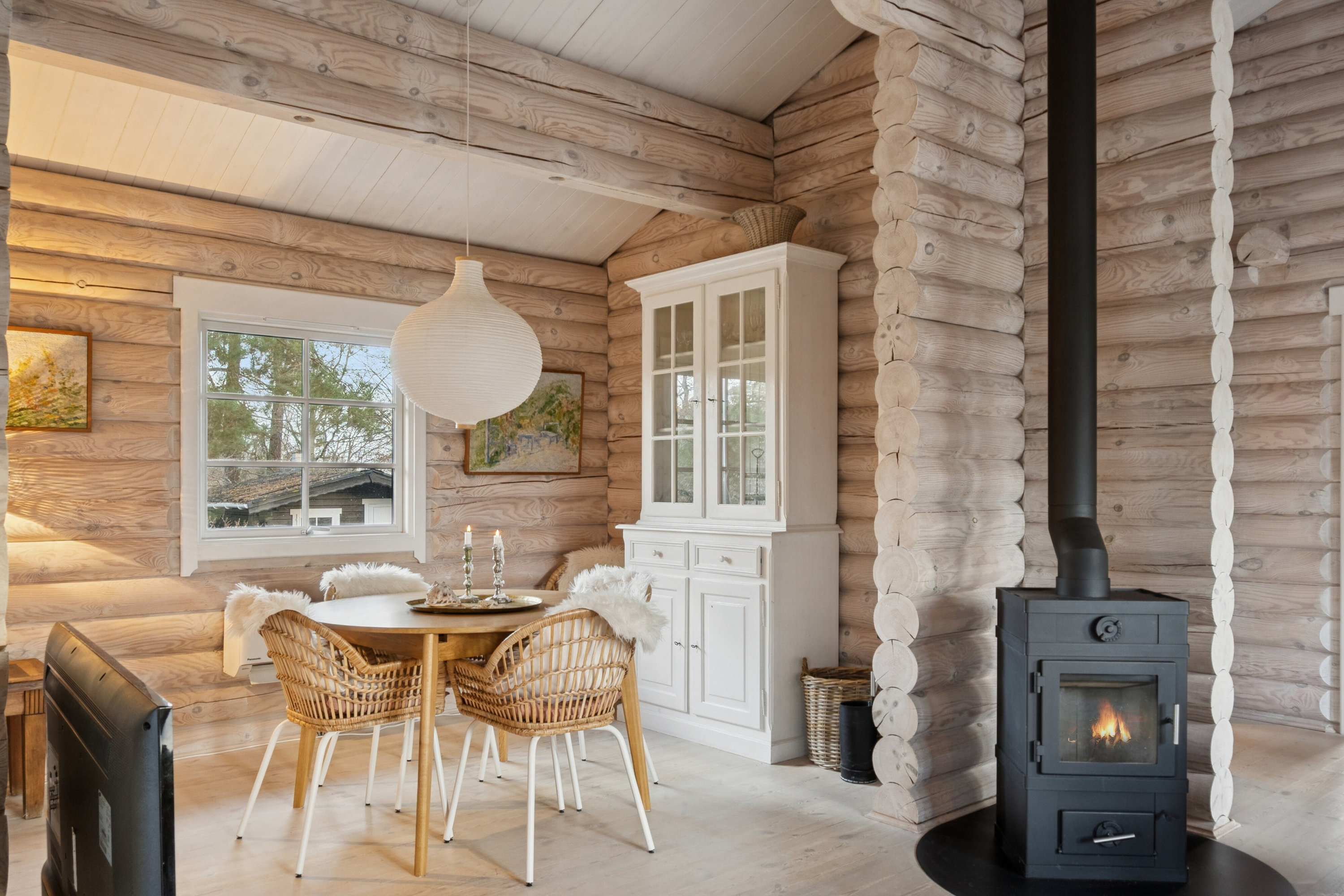 Fremhævet spisestue billede i fuldskærmstilstand. Billede af Multebærvej 10, Horneby Fælled, 3100 Hornbæk