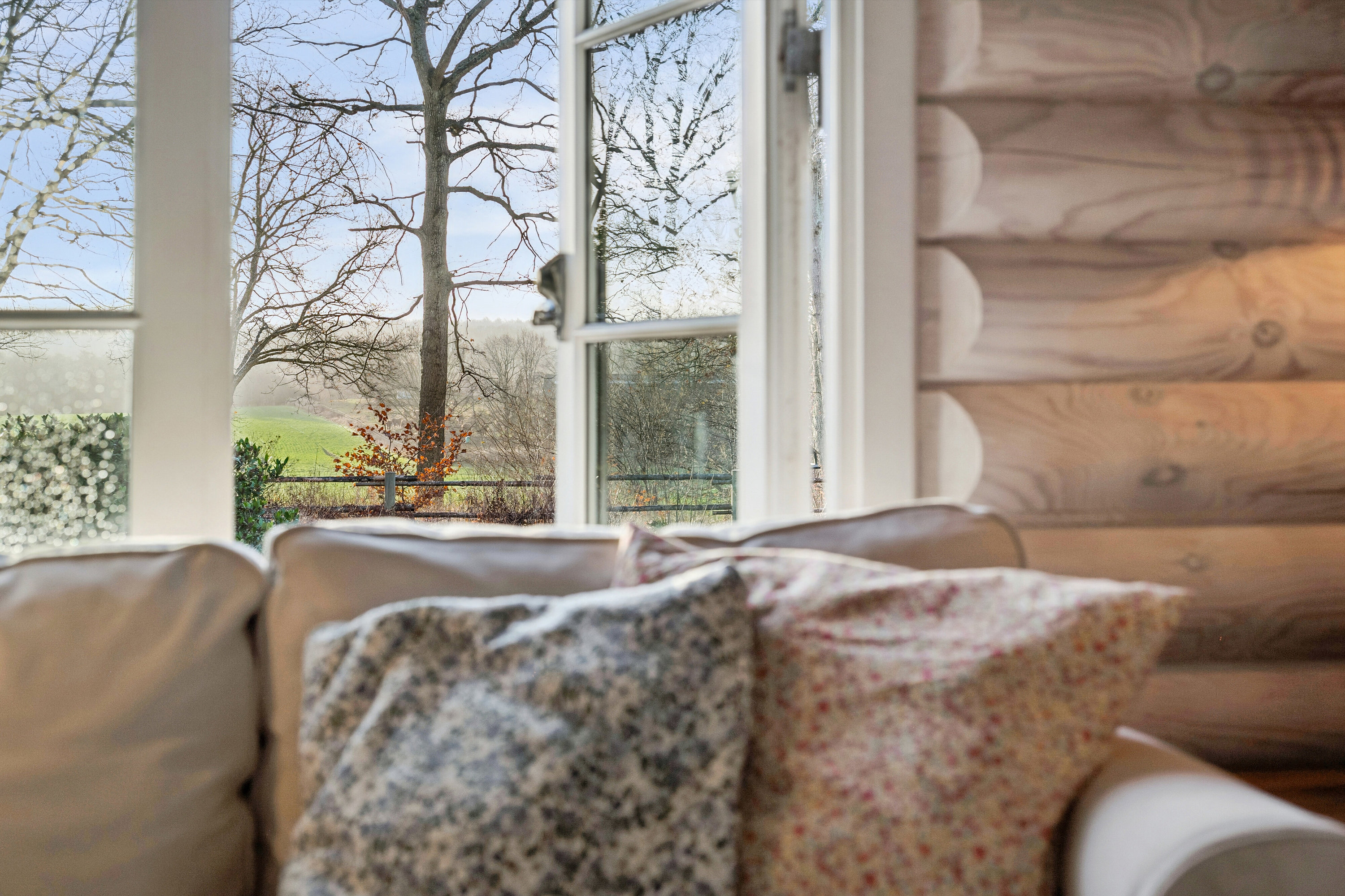 Fremhævet stue billede i fuldskærmstilstand. Billede af Multebærvej 10, Horneby Fælled, 3100 Hornbæk