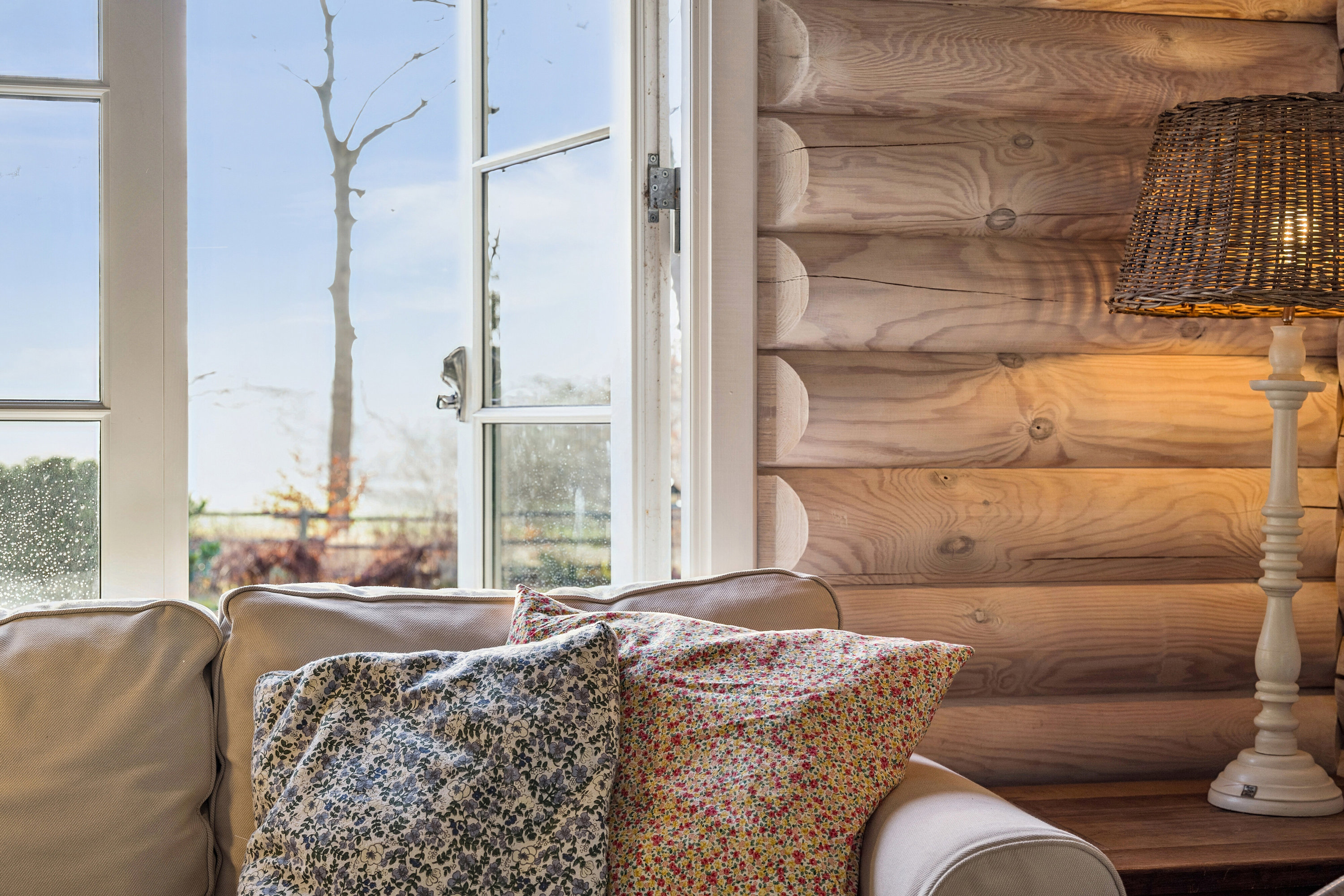 Fremhævet stue billede i fuldskærmstilstand. Billede af Multebærvej 10, Horneby Fælled, 3100 Hornbæk