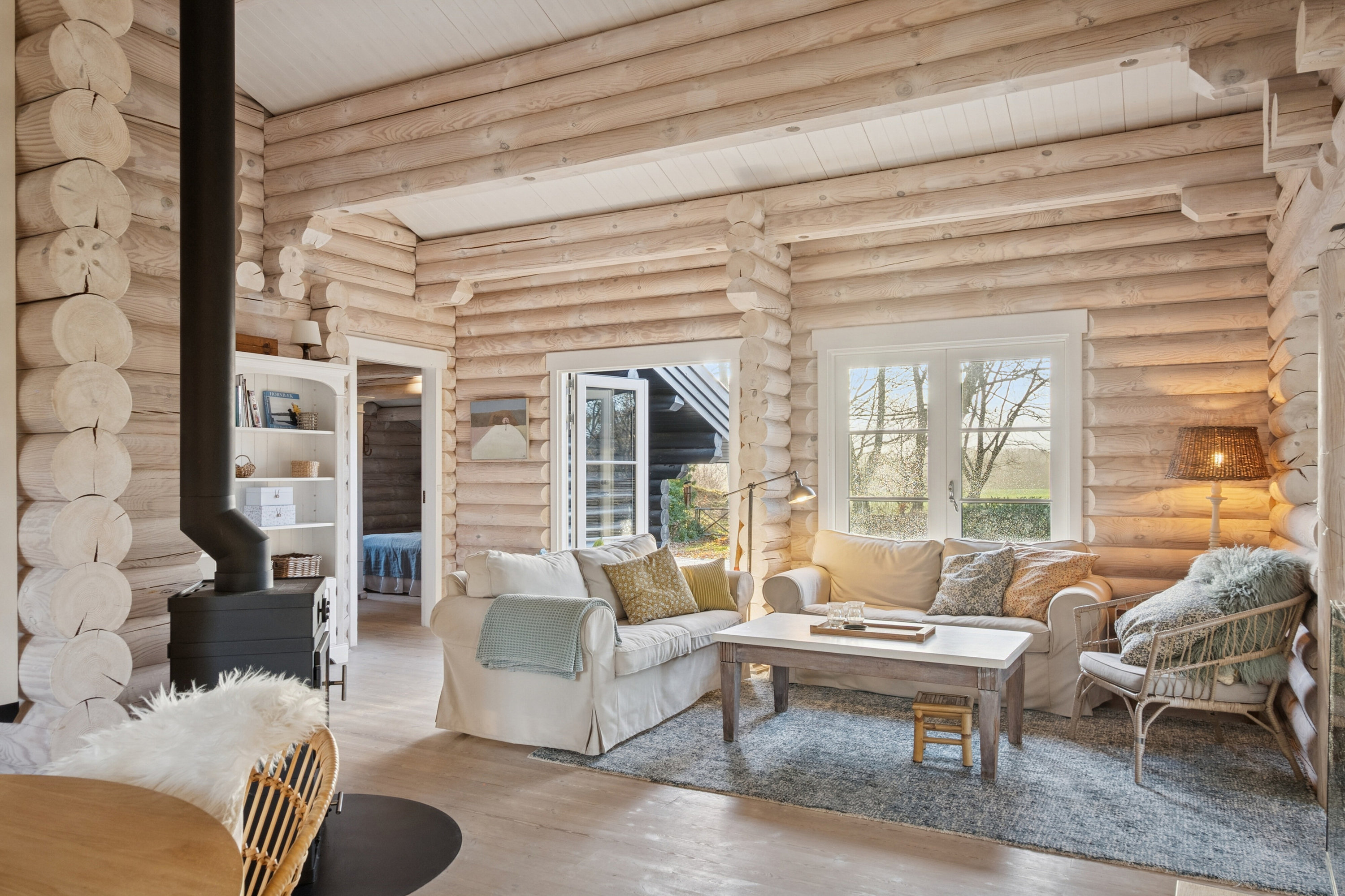 Fremhævet stue billede i fuldskærmstilstand. Billede af Multebærvej 10, Horneby Fælled, 3100 Hornbæk