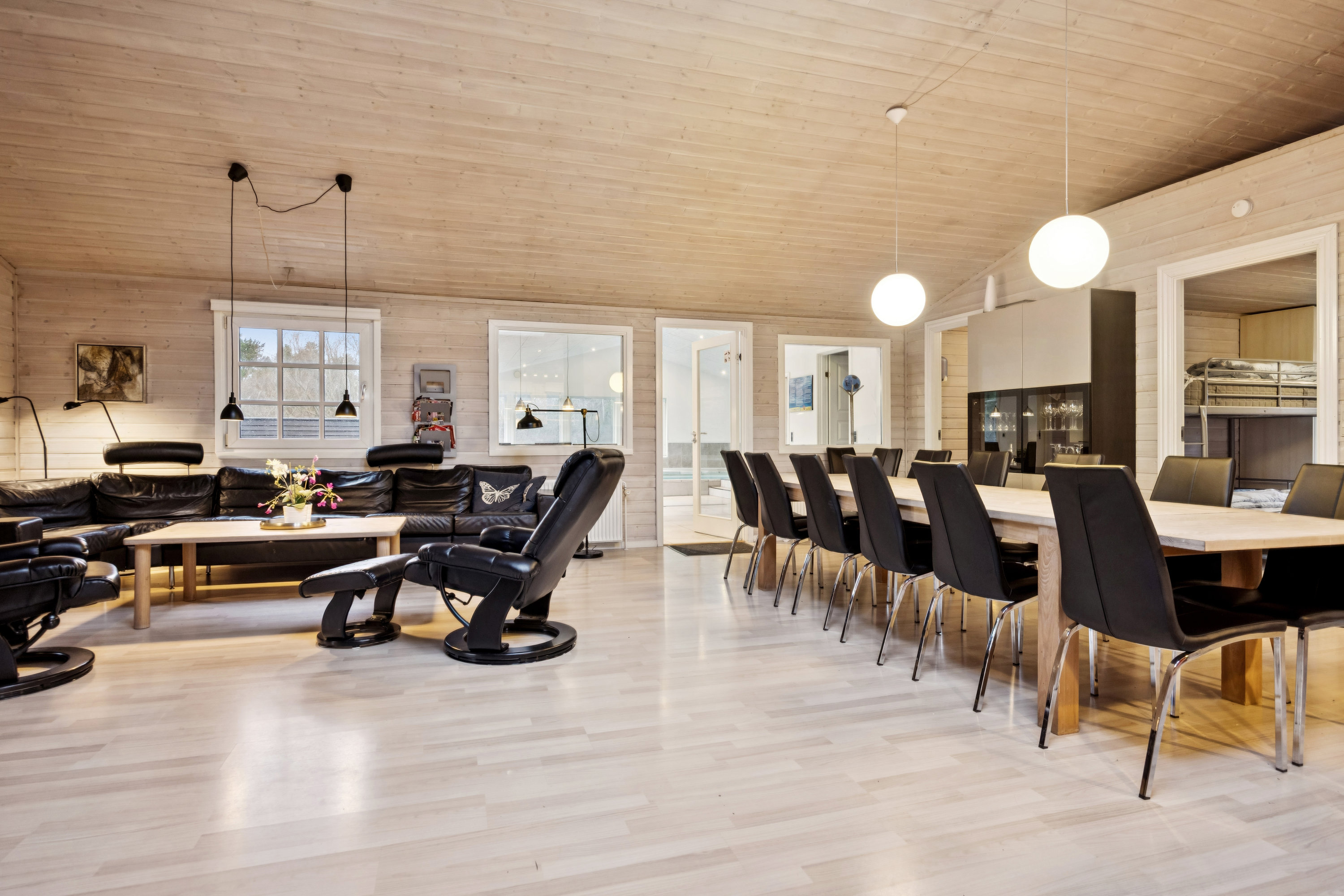 Fremhævet stue billede i fuldskærmstilstand. Billede af Sommervej 11, 9370 Hals