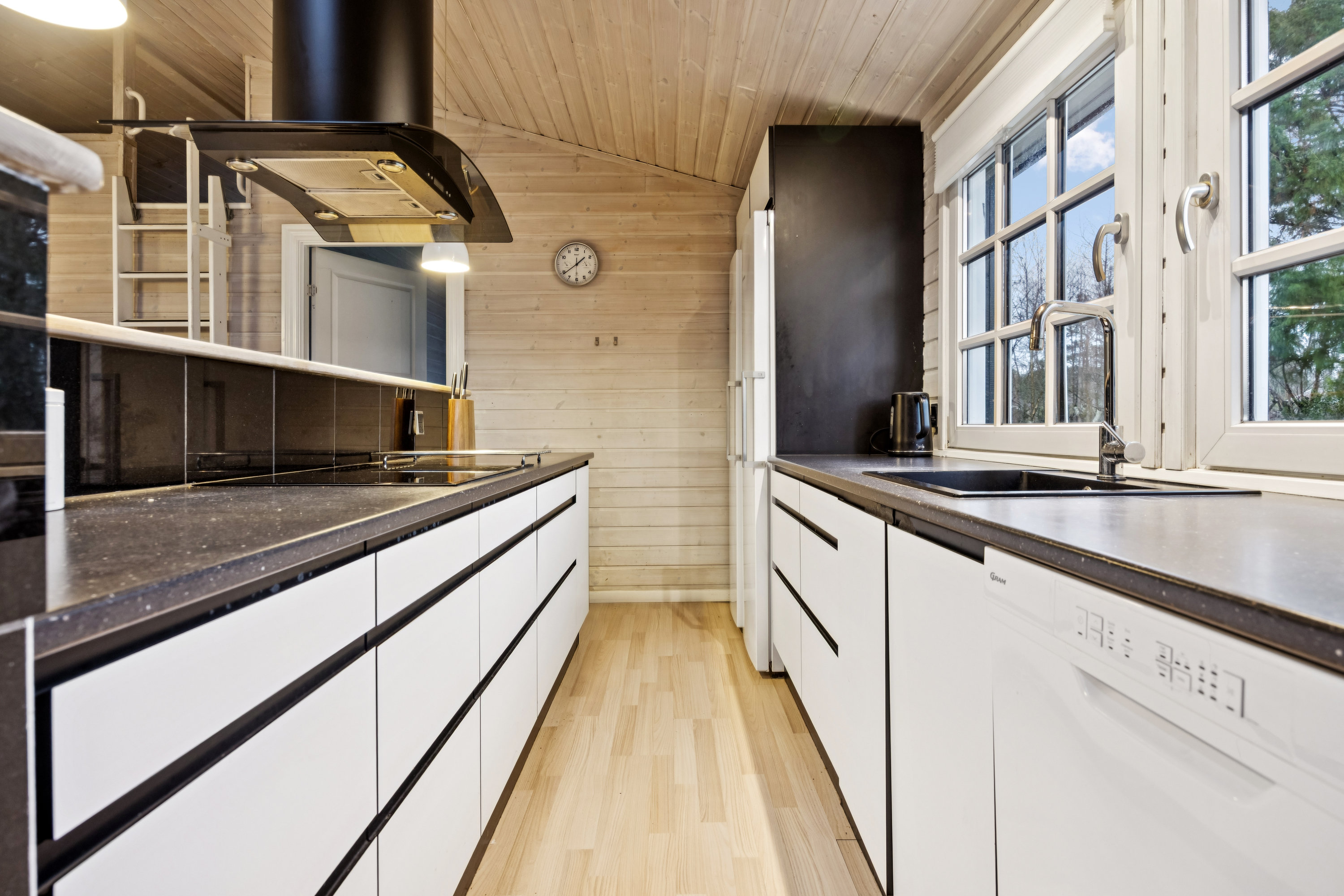 Fremhævet køkken billede i fuldskærmstilstand. Billede af Sommervej 11, 9370 Hals