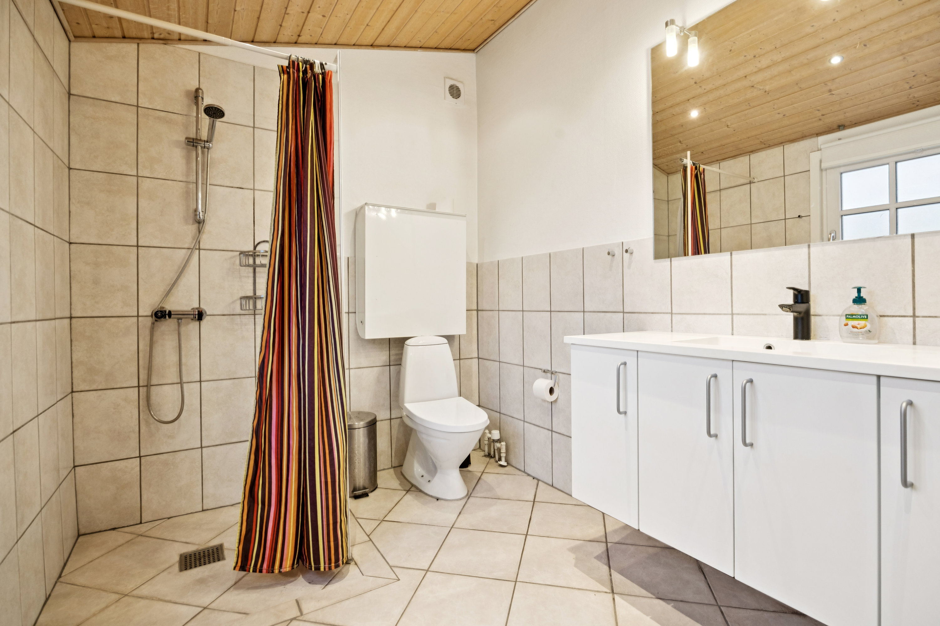 Fremhævet badeværelse billede i fuldskærmstilstand. Billede af Sommervej 11, 9370 Hals