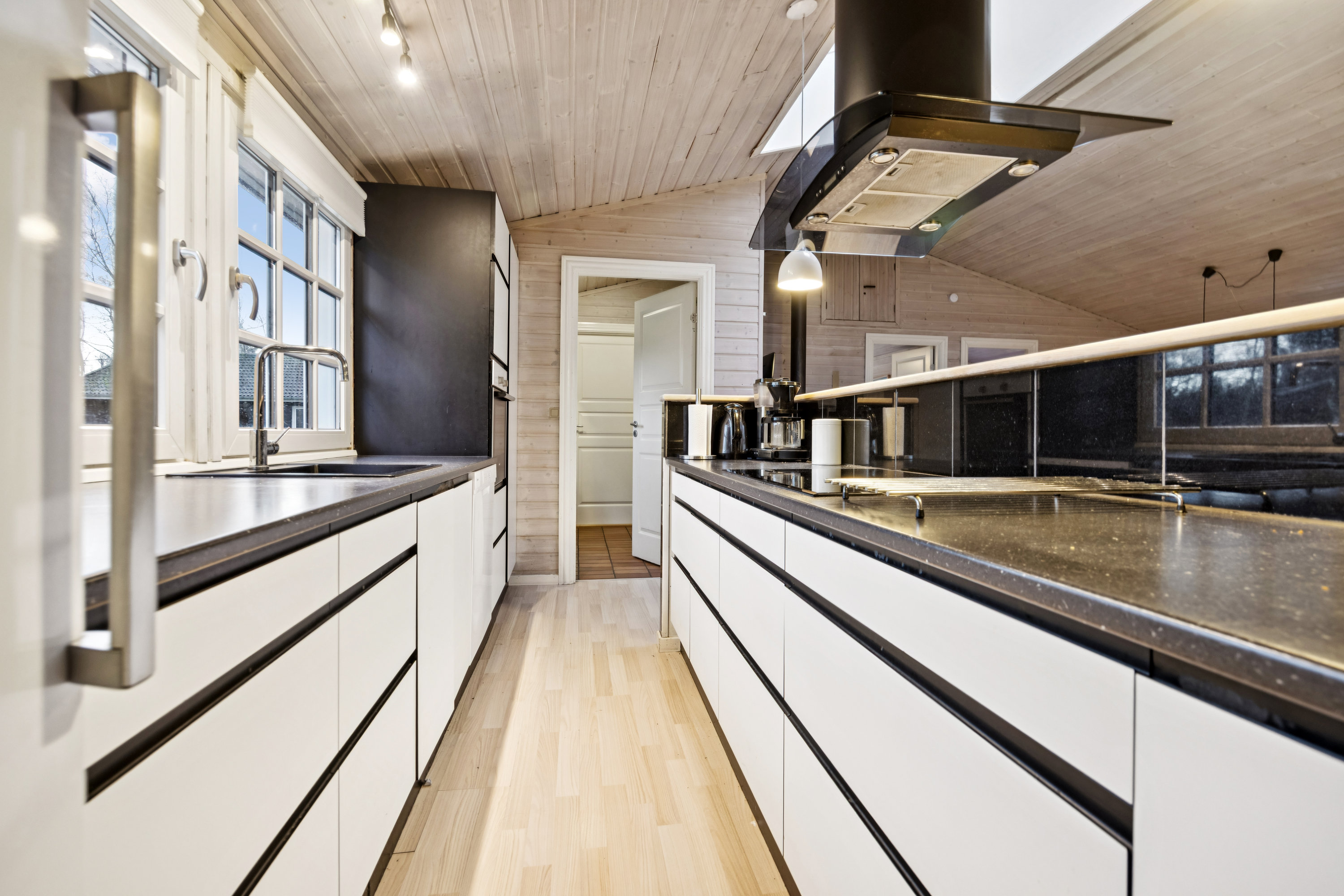 Fremhævet køkken billede i fuldskærmstilstand. Billede af Sommervej 11, 9370 Hals