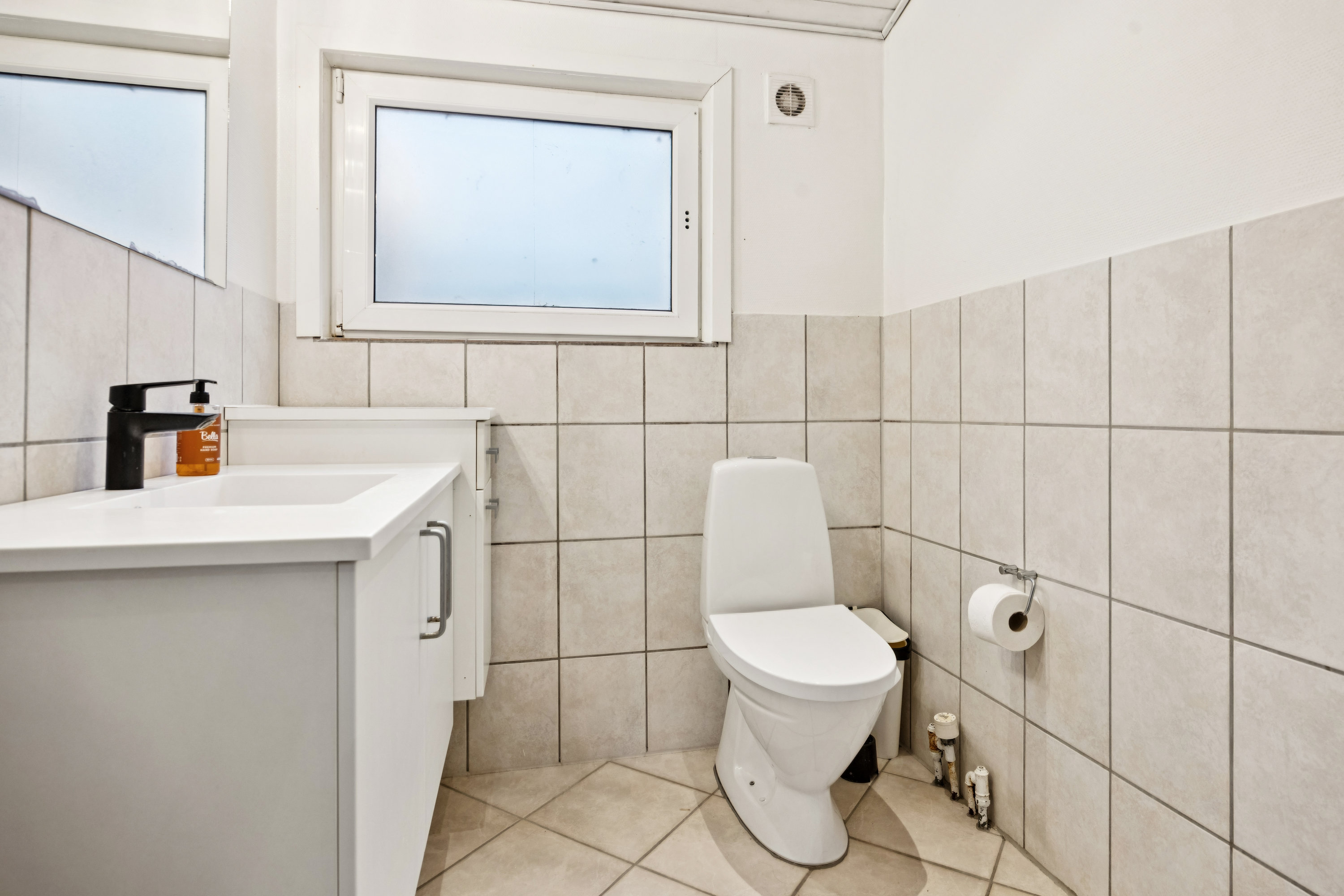 Fremhævet badeværelse billede i fuldskærmstilstand. Billede af Sommervej 11, 9370 Hals