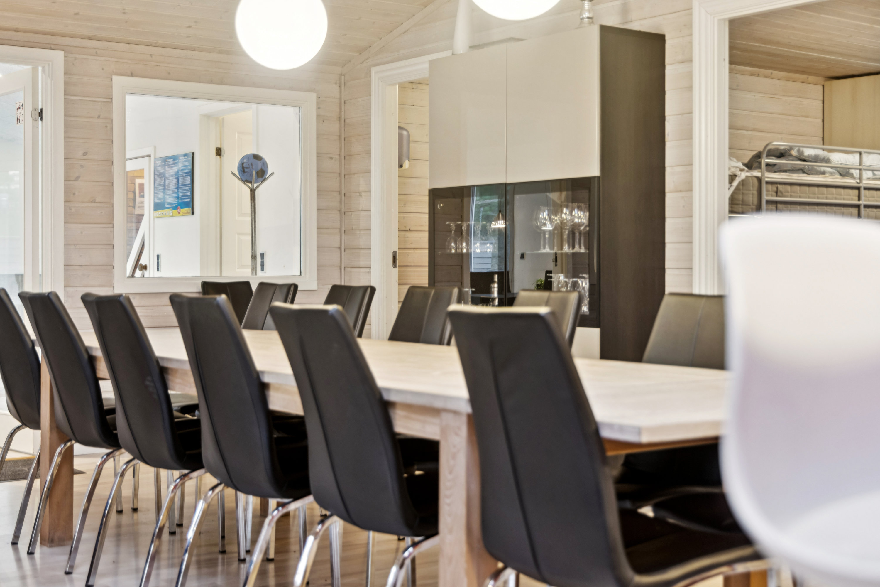 Fremhævet stue billede i fuldskærmstilstand. Billede af Sommervej 11, 9370 Hals