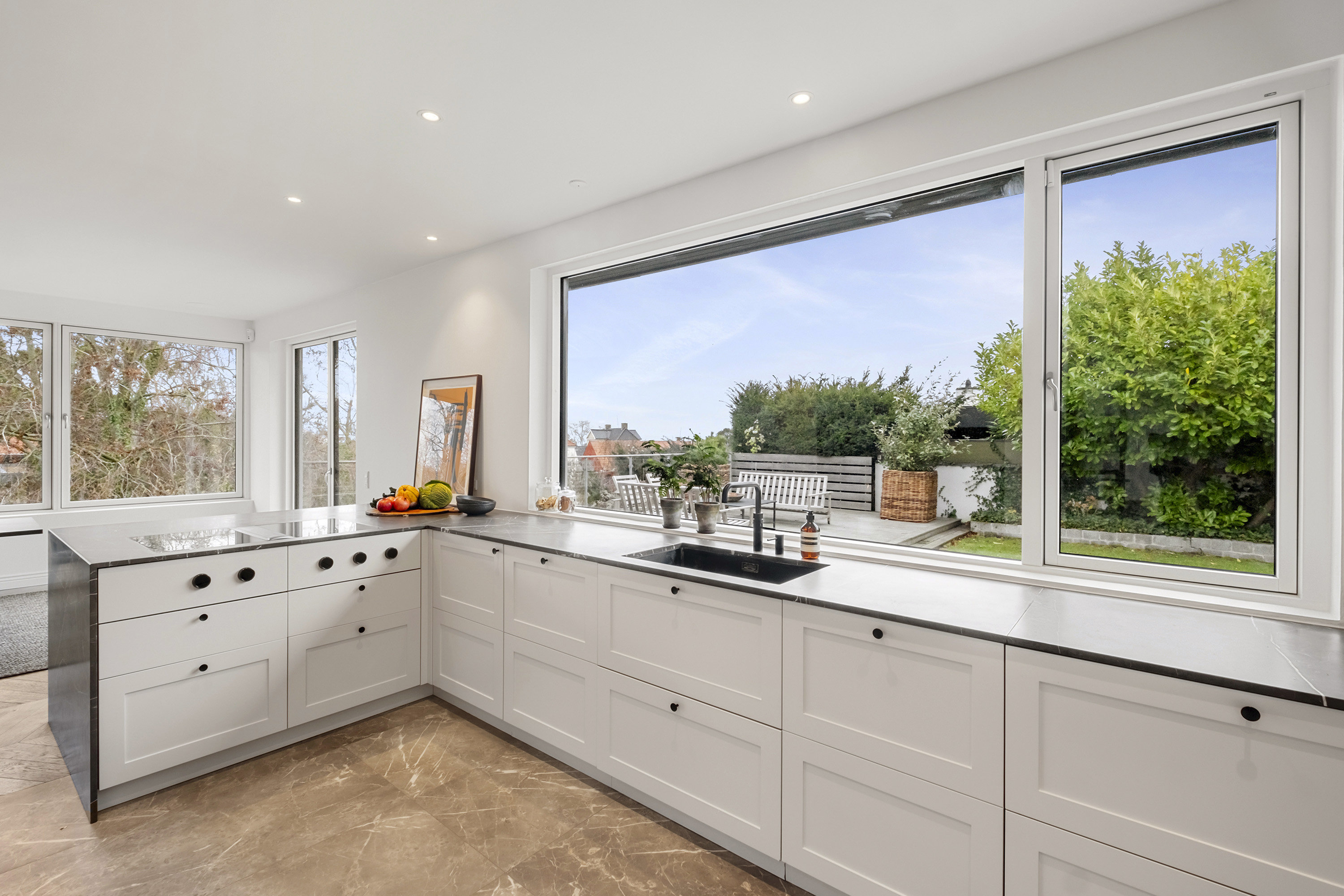 Fremhævet køkken billede i fuldskærmstilstand. Billede af Rosavej 28, 2930 Klampenborg