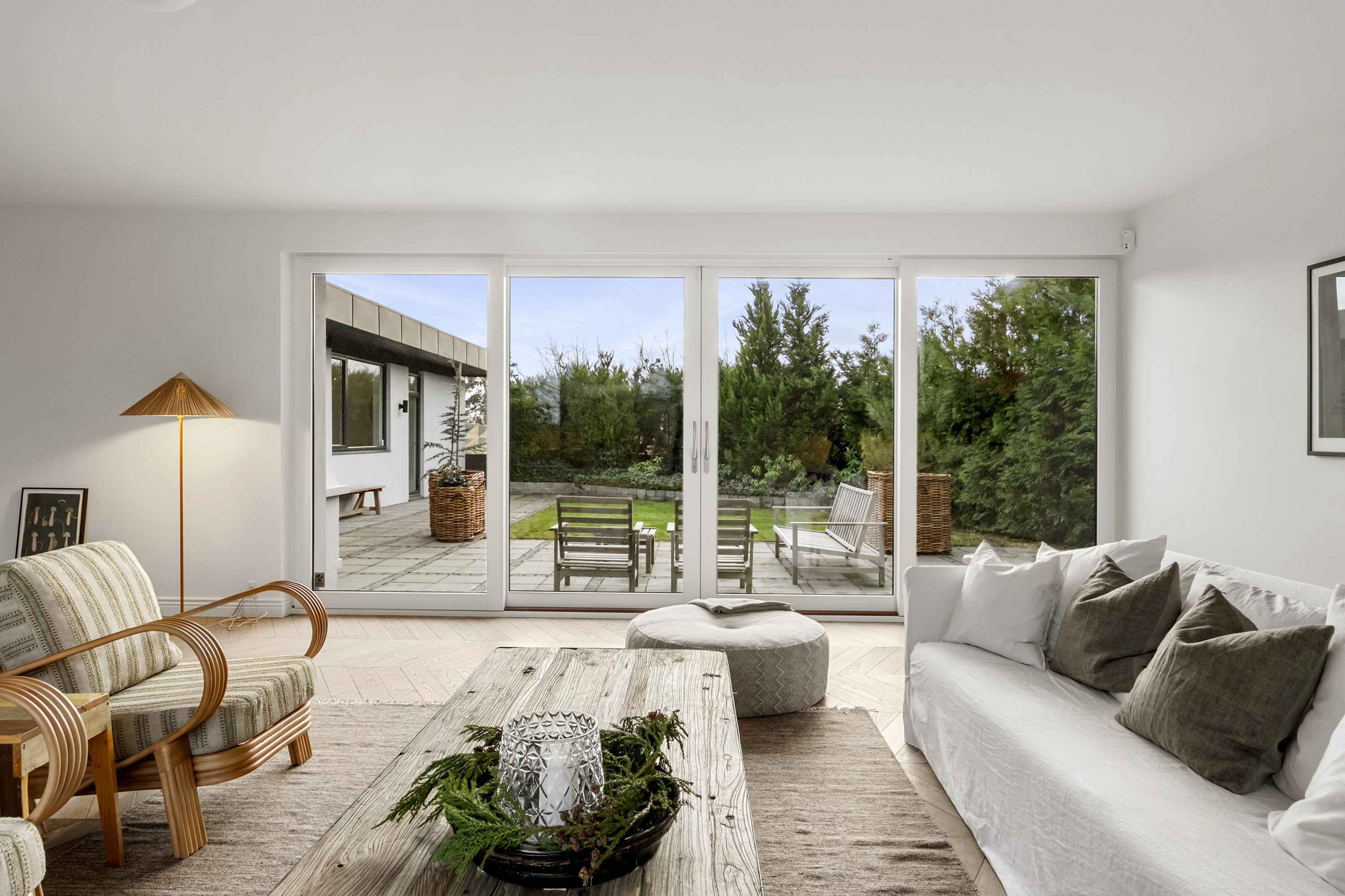 Fremhævet stue billede i fuldskærmstilstand. Billede af Rosavej 28, 2930 Klampenborg