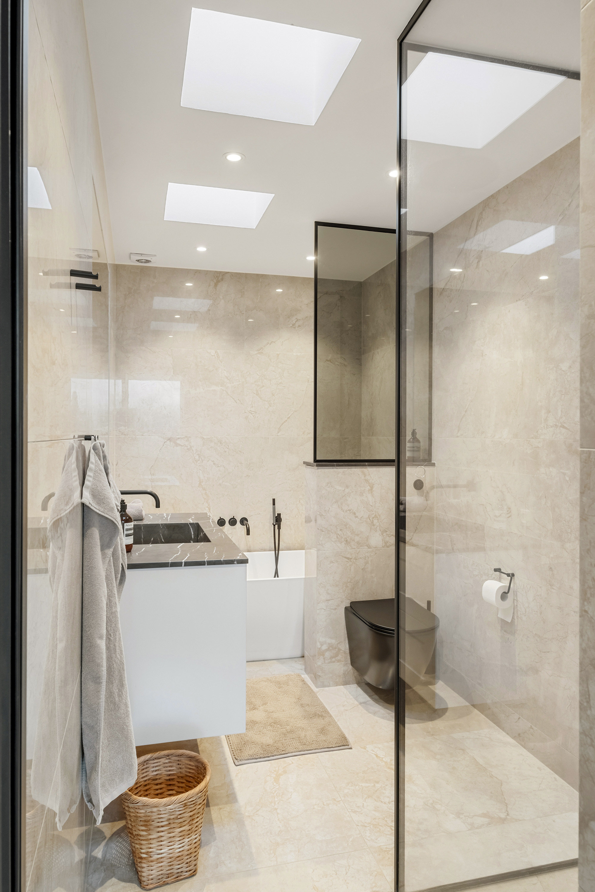 Fremhævet badeværelse billede i fuldskærmstilstand. Billede af Rosavej 28, 2930 Klampenborg