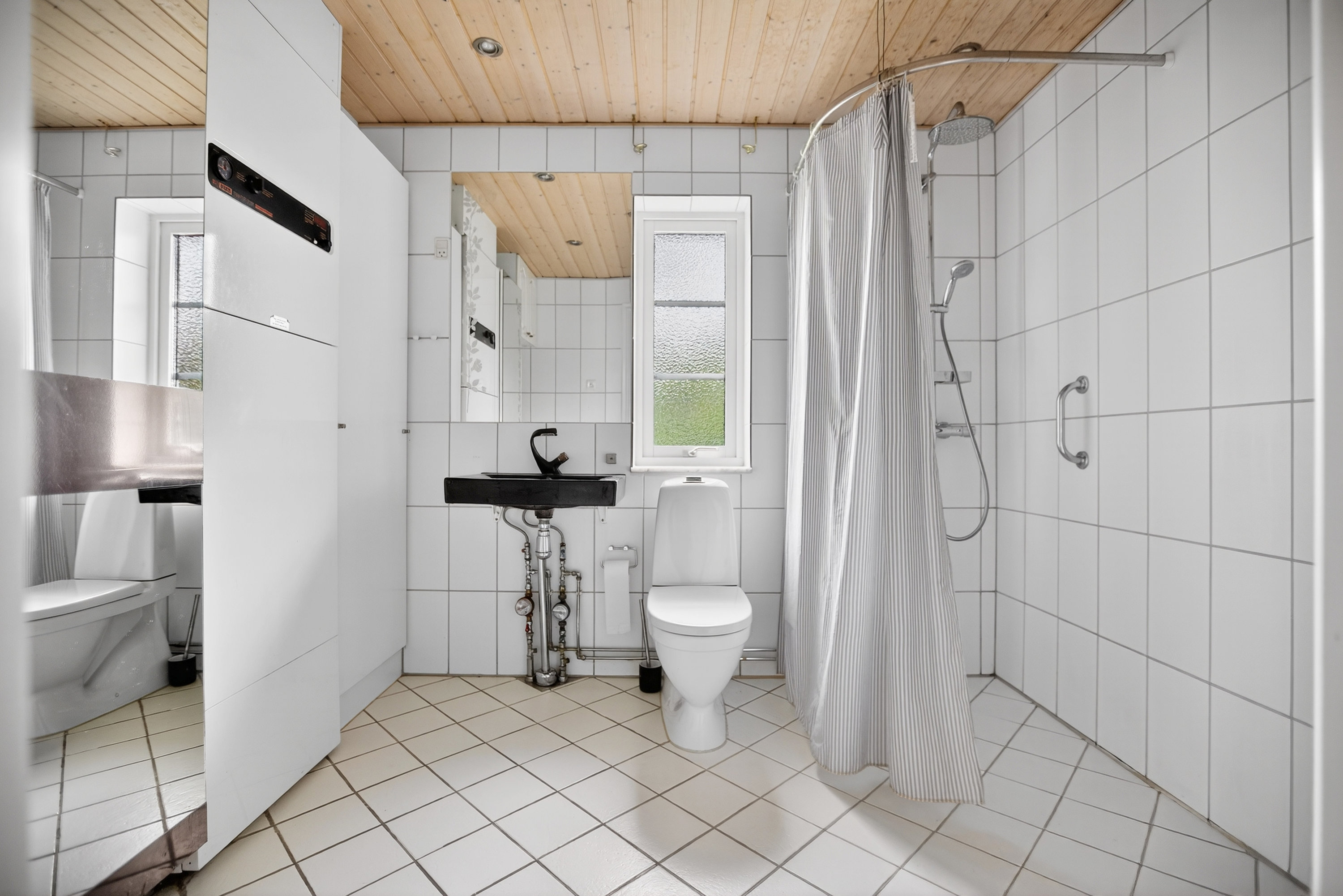 Fremhævet bad billede i fuldskærmstilstand. Billede af Vestermarken 2B, 2750 Ballerup