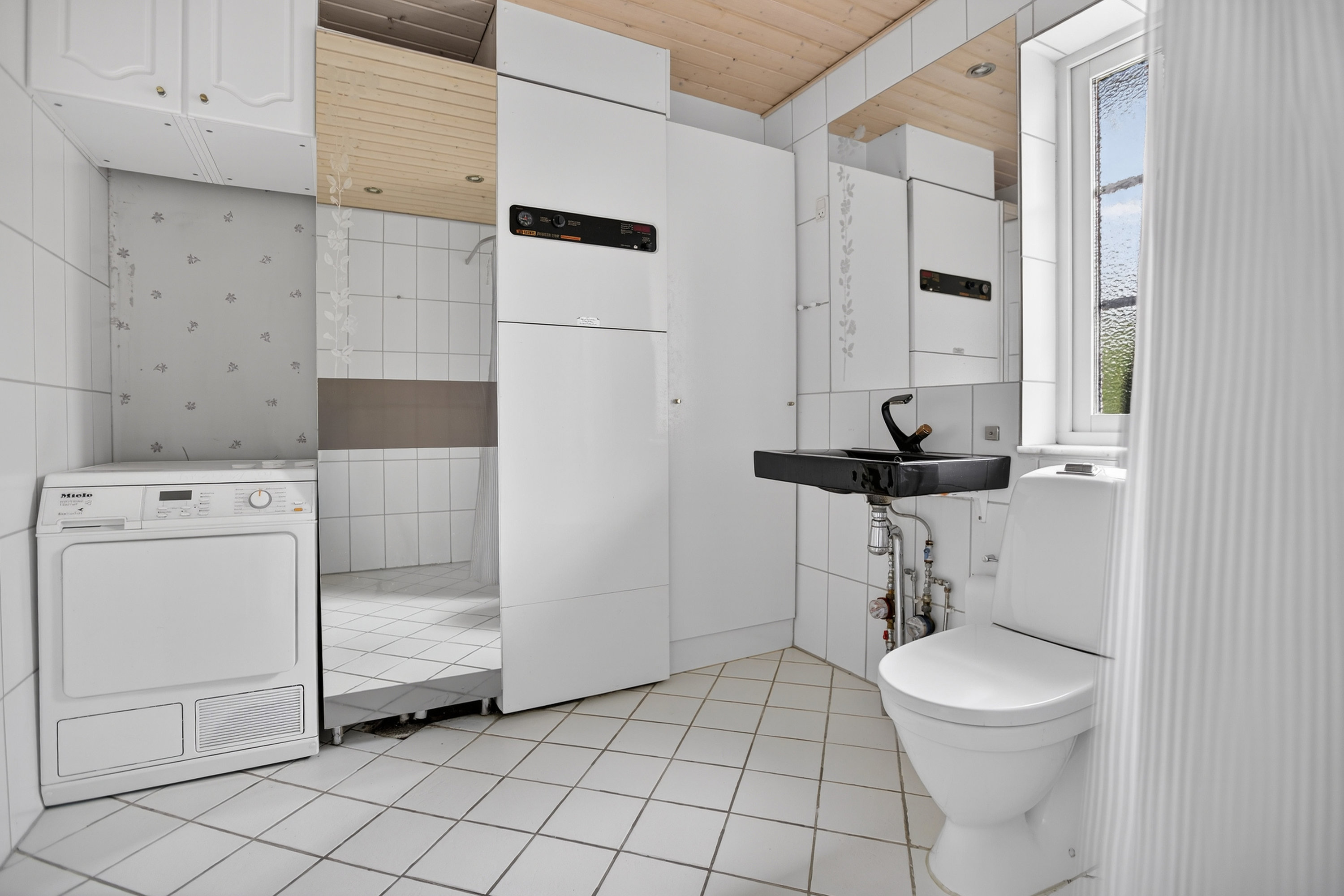 Fremhævet bad billede i fuldskærmstilstand. Billede af Vestermarken 2B, 2750 Ballerup