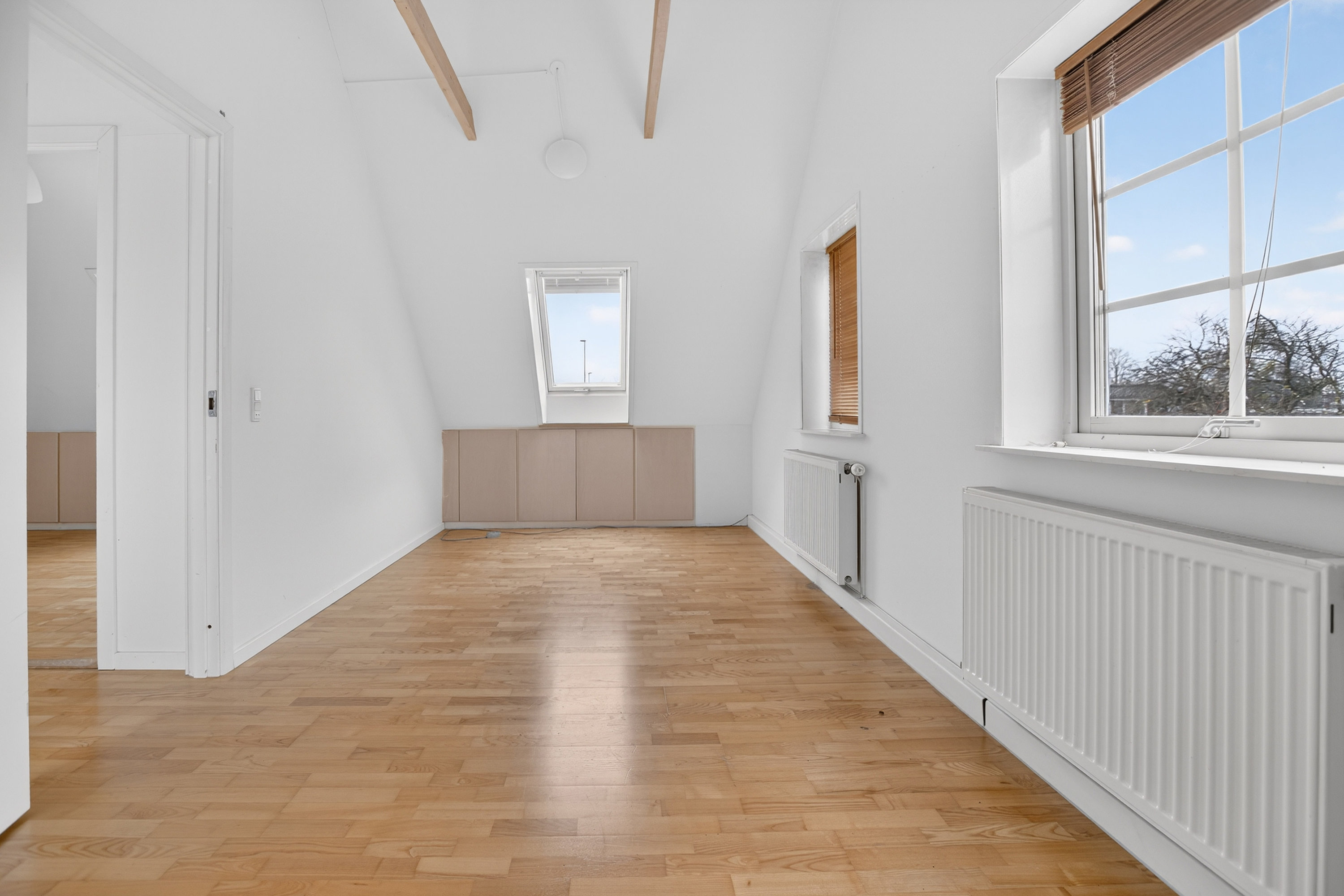 Fremhævet 1. sal værelse billede i fuldskærmstilstand. Billede af Vestermarken 2B, 2750 Ballerup