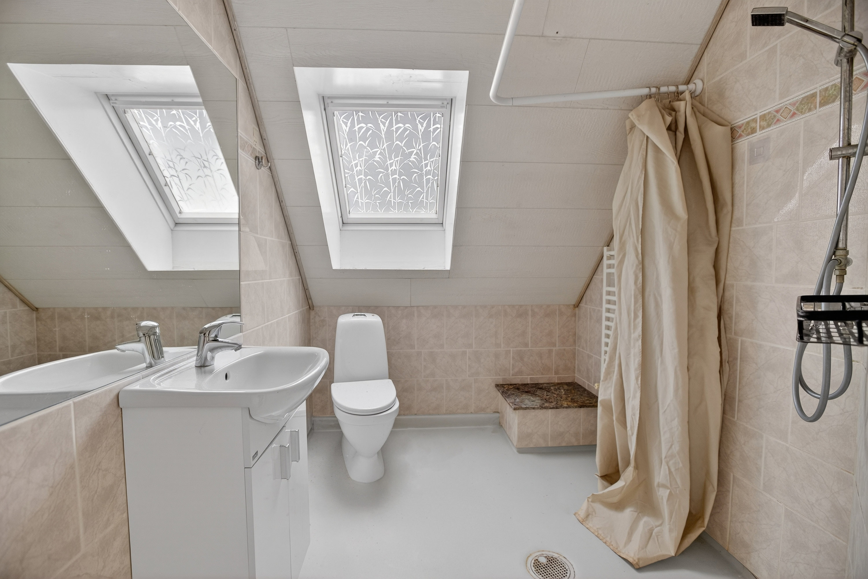 Fremhævet 1. sal bad billede i fuldskærmstilstand. Billede af Vestermarken 2B, 2750 Ballerup