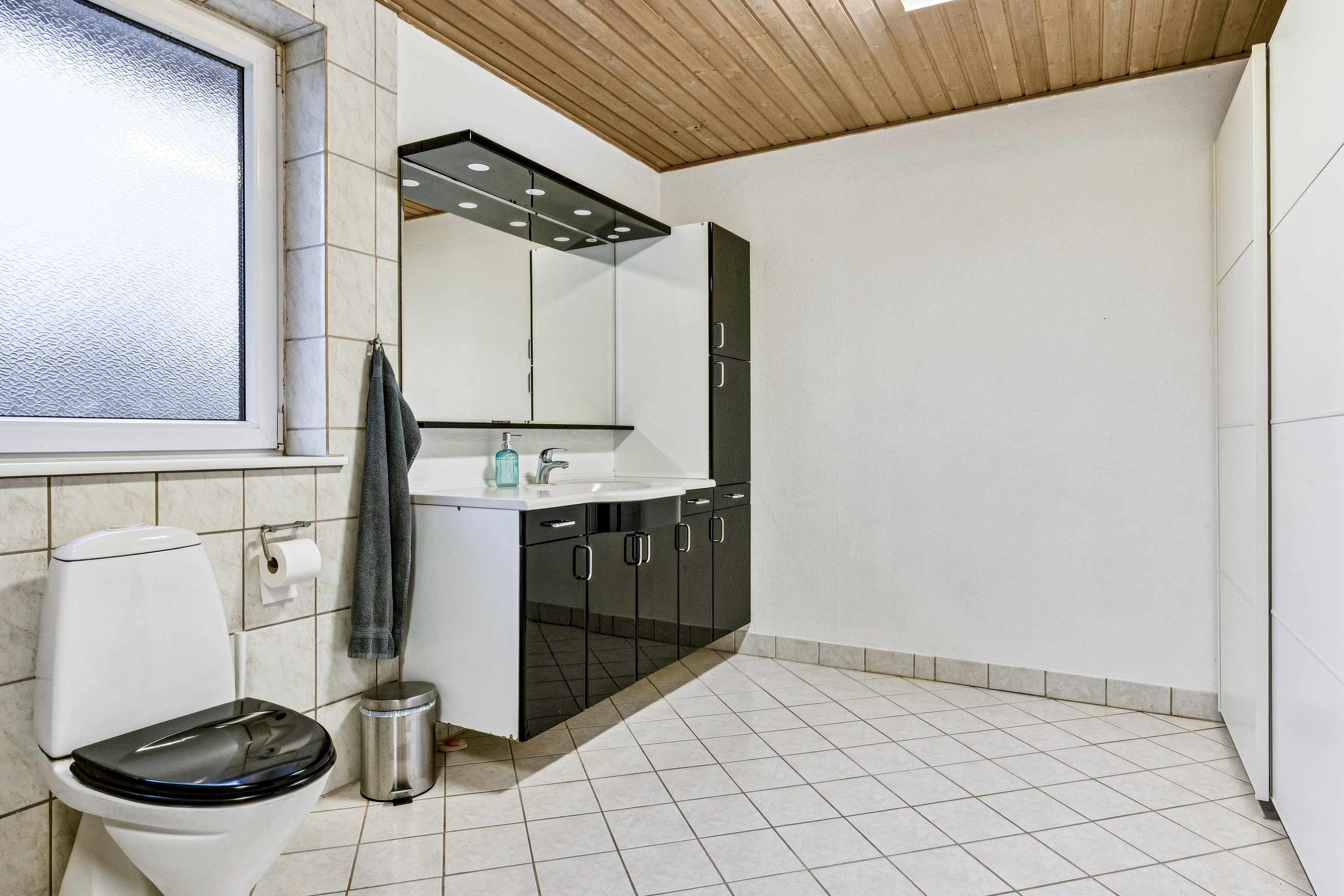 Fremhævet badeværelse billede i fuldskærmstilstand. Billede af Kjemtrupvej 7, Rørbæk, 9500 Hobro