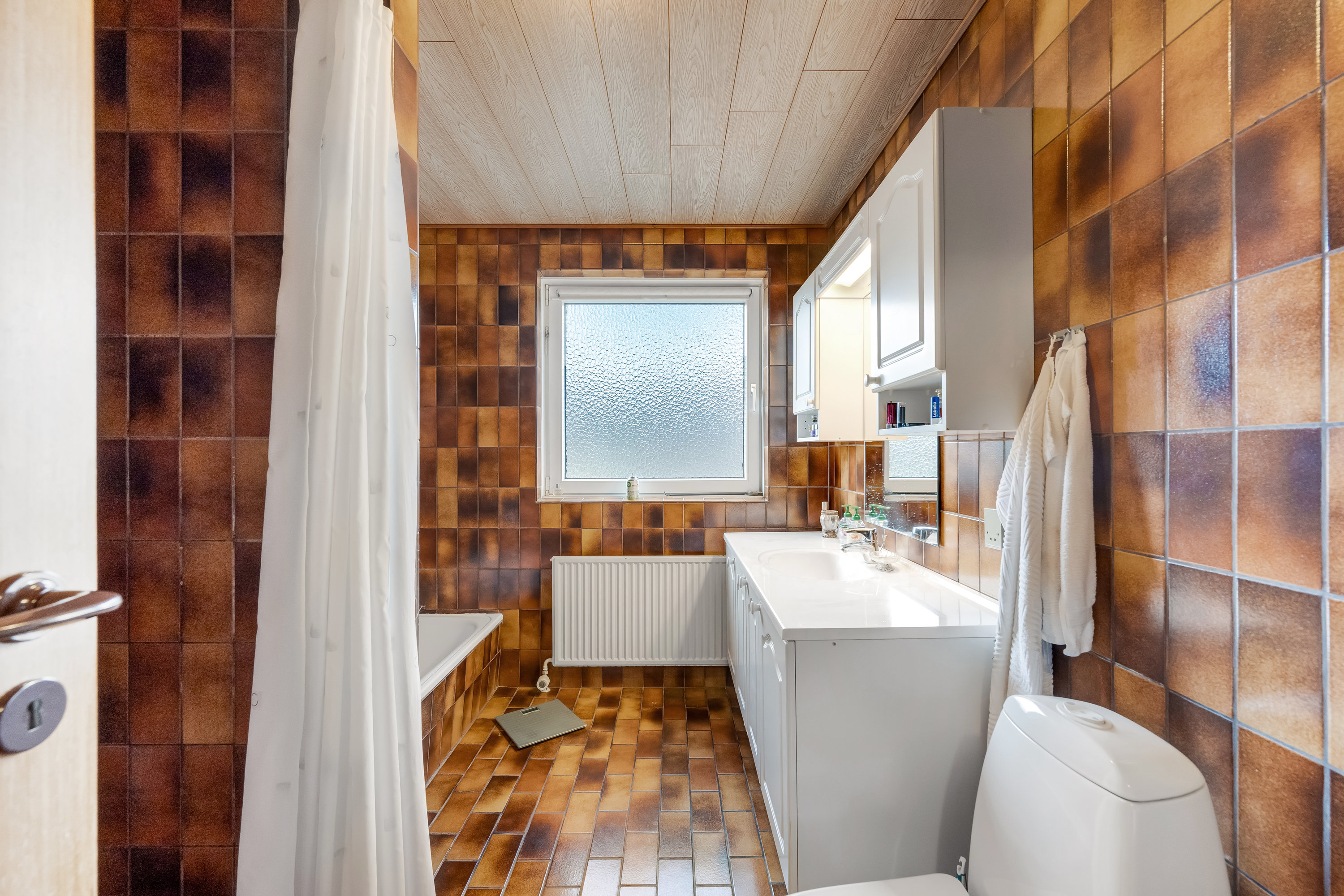 Fremhævet badeværelse billede i fuldskærmstilstand. Billede af Åbrinken 28, 6900 Skjern