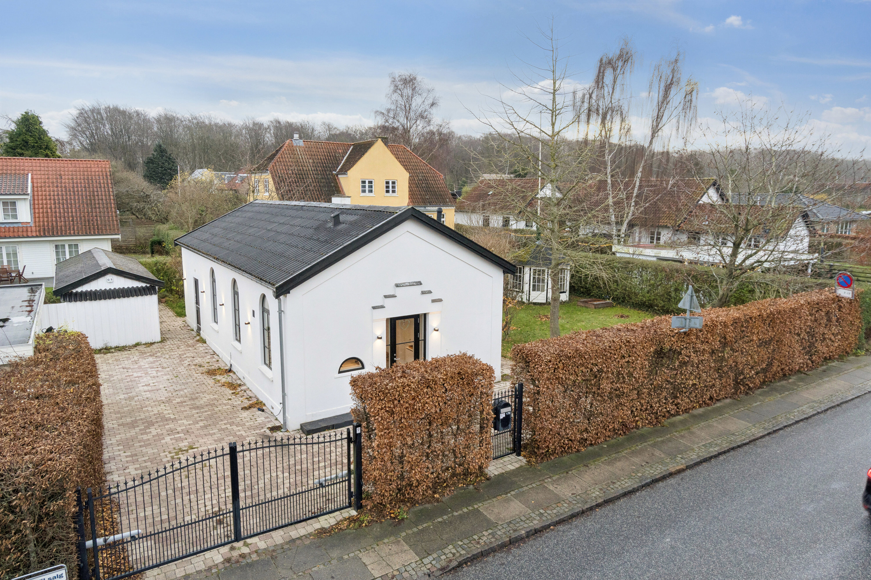 Miniaturebillede 2: set fra vejen. Billede af Hjortekærsvej 170, 2800 Kongens Lyngby