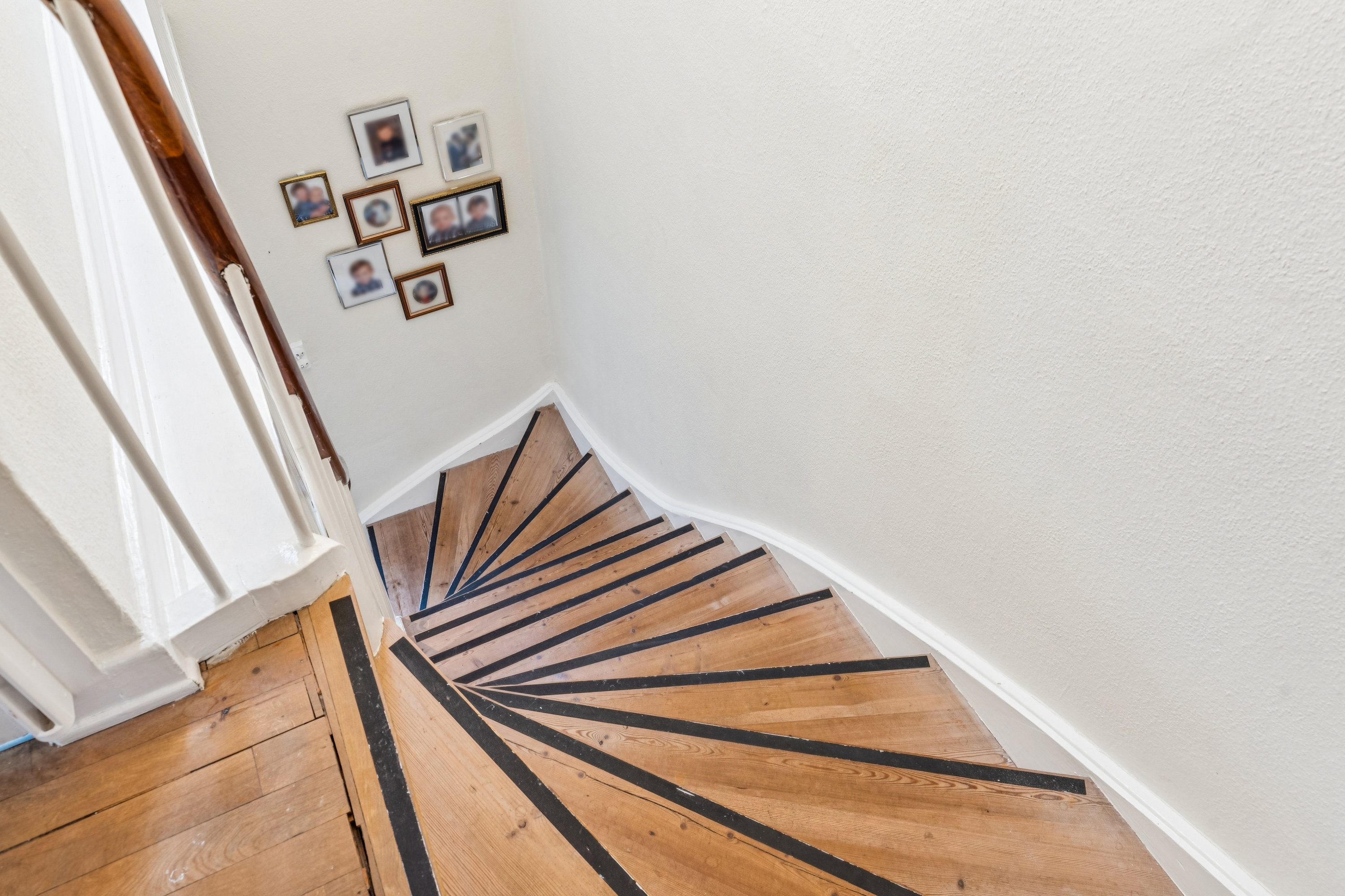 Fremhævet trappe billede i fuldskærmstilstand. Billede af Kornmarken 31, 2880 Bagsværd