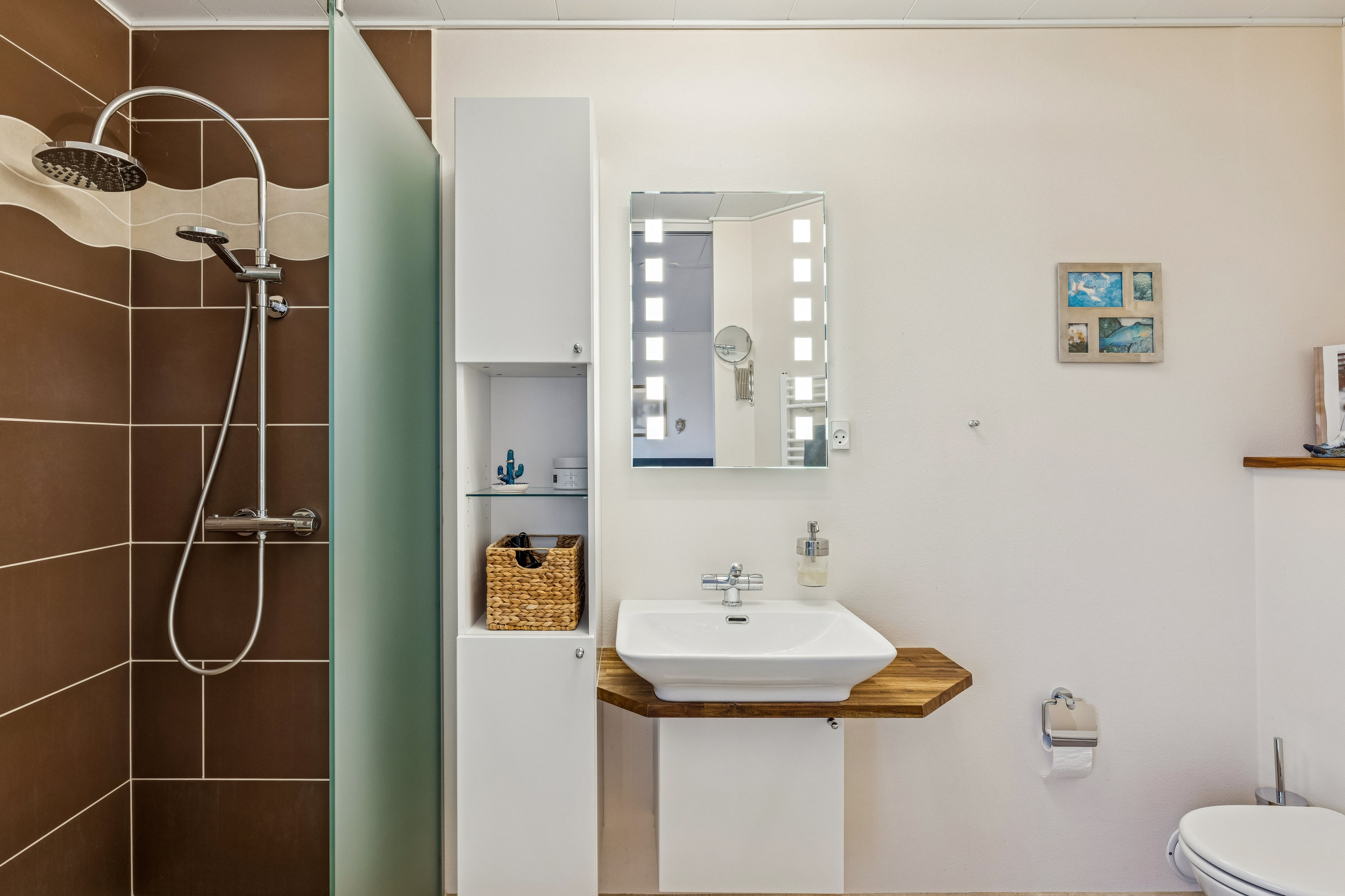 Fremhævet badeværelse billede i fuldskærmstilstand. Billede af Solbakken 5, Ugelbølle, 8410 Rønde