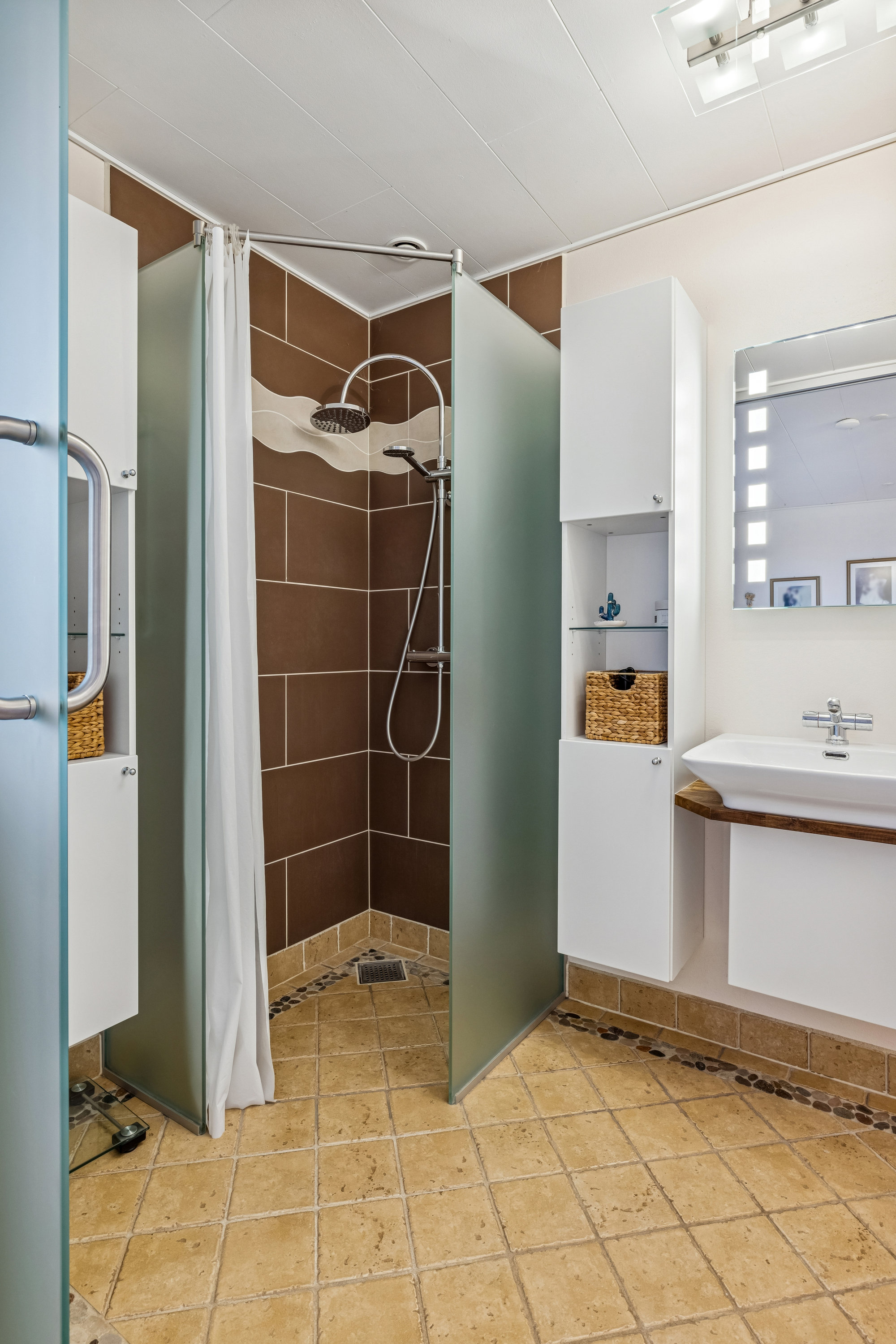 Fremhævet badeværelse billede i fuldskærmstilstand. Billede af Solbakken 5, Ugelbølle, 8410 Rønde