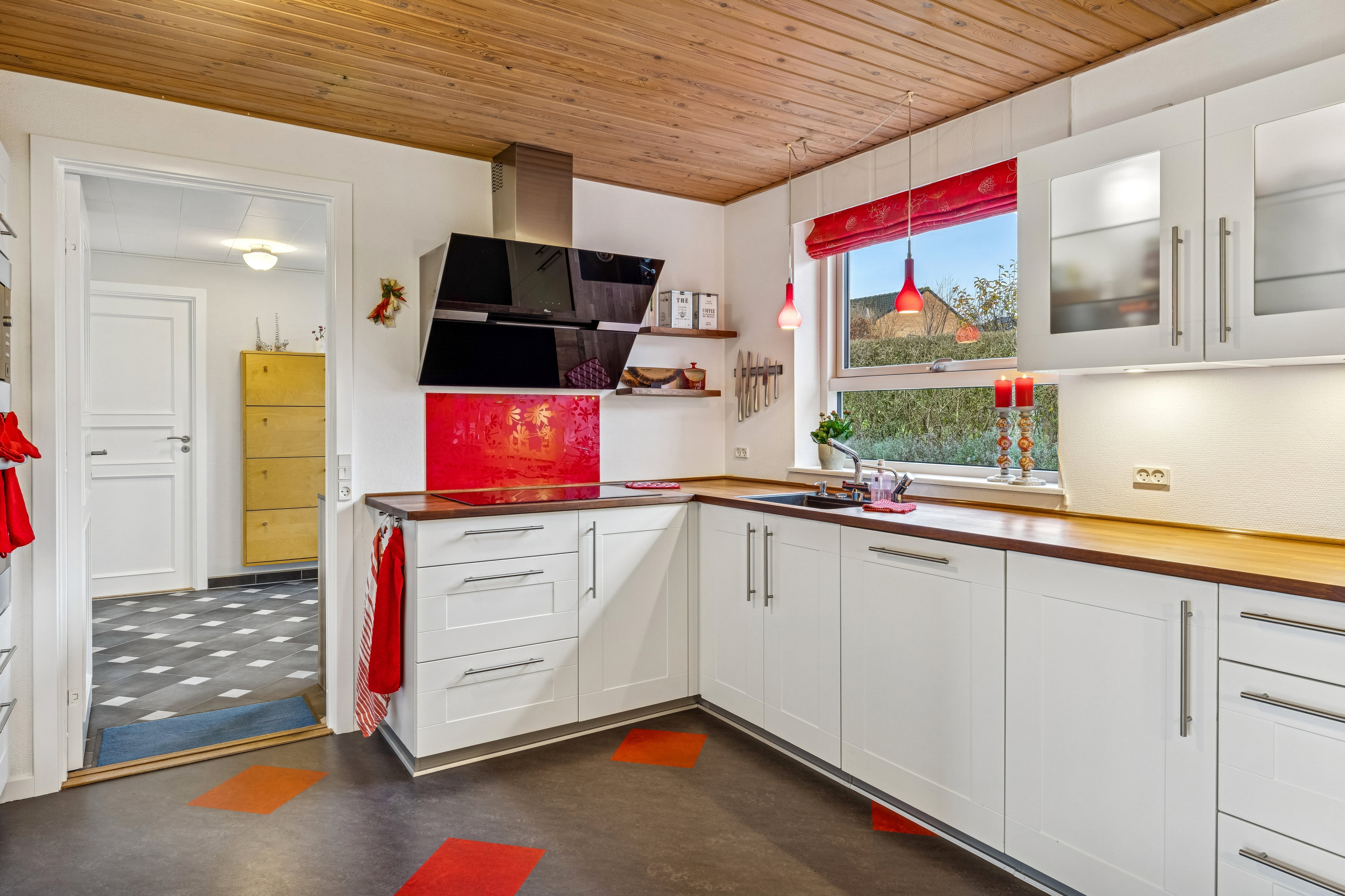 Fremhævet køkken billede i fuldskærmstilstand. Billede af Solbakken 5, Ugelbølle, 8410 Rønde