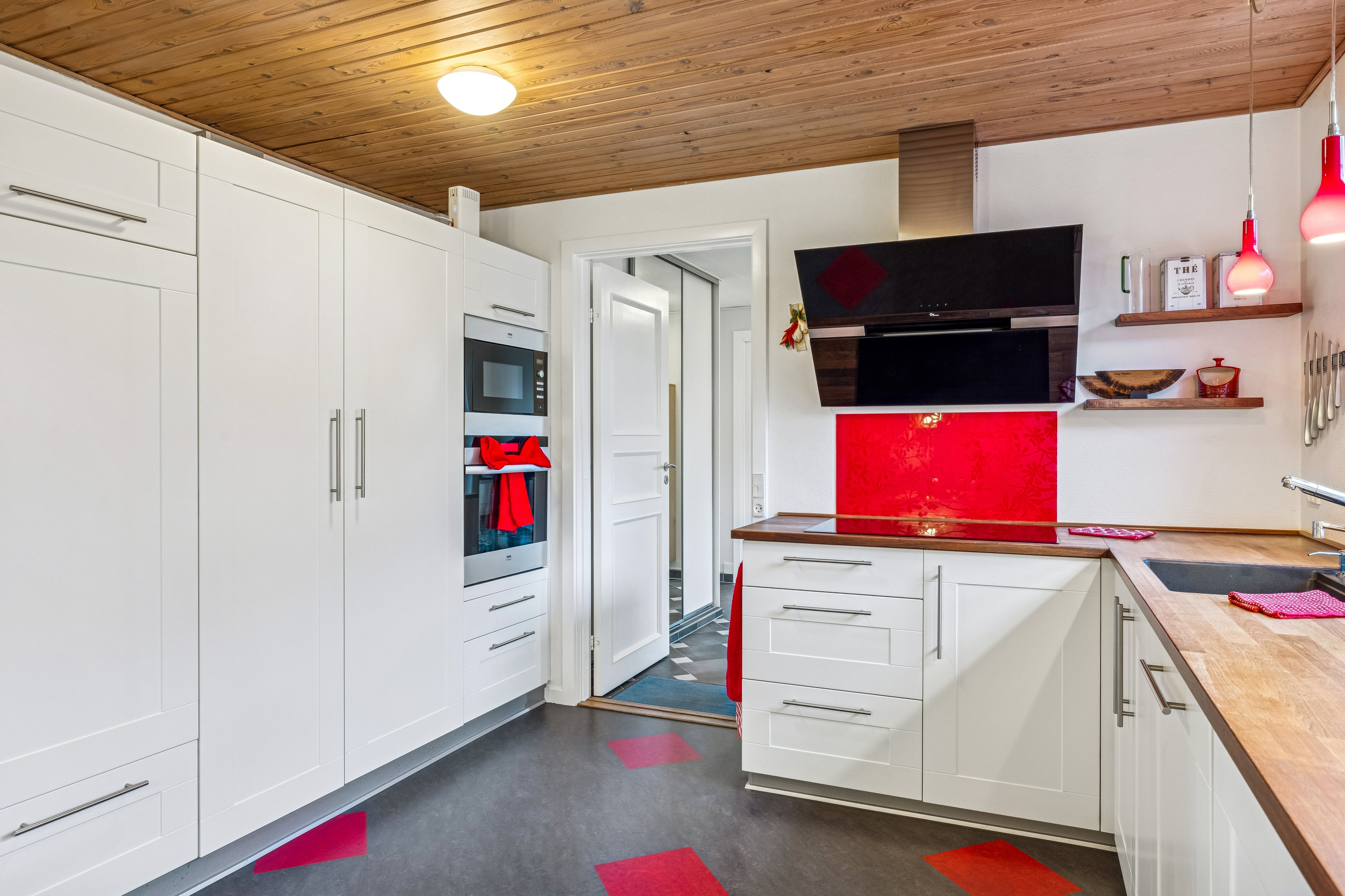 Fremhævet køkken billede i fuldskærmstilstand. Billede af Solbakken 5, Ugelbølle, 8410 Rønde