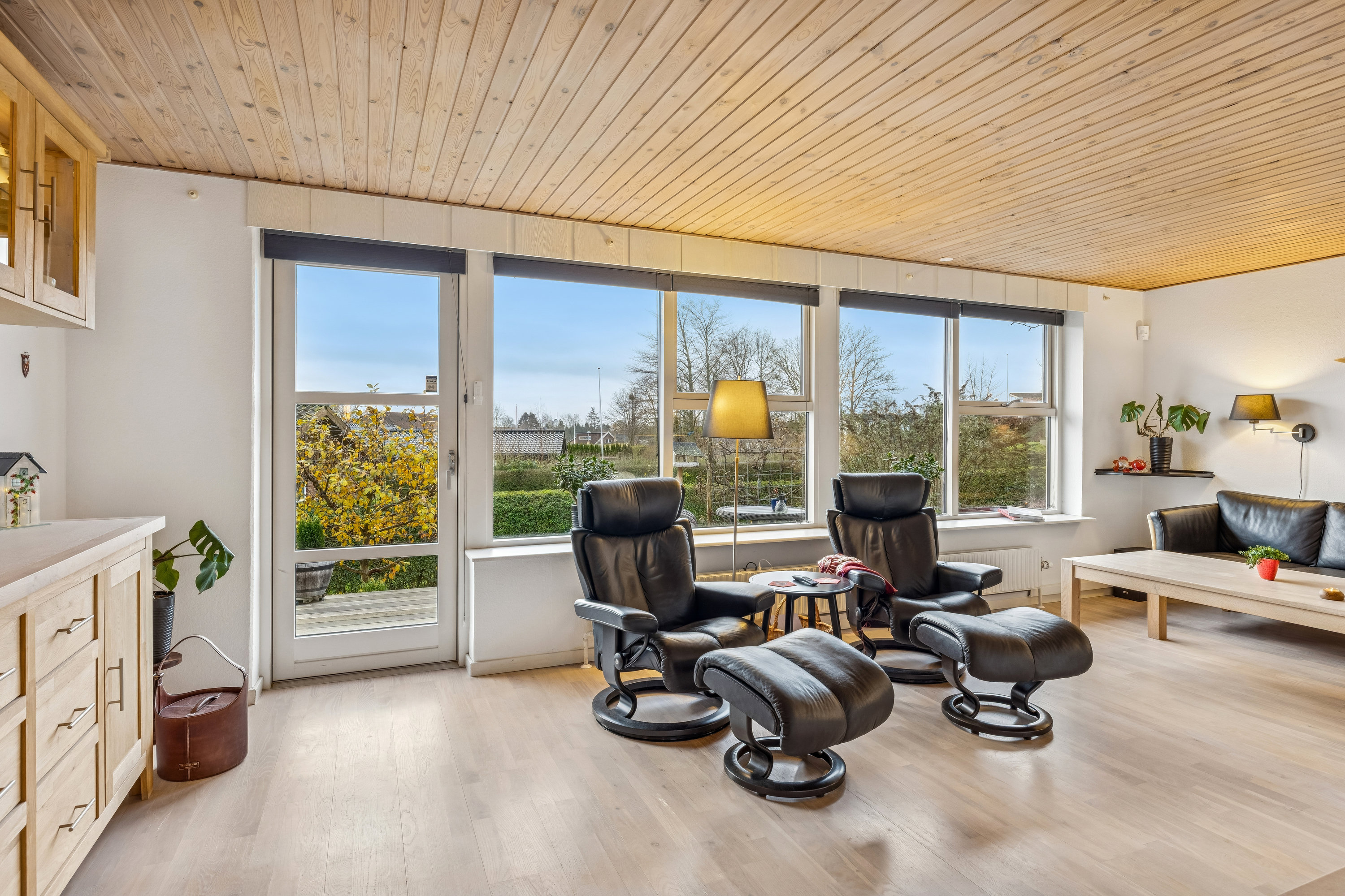 Fremhævet stue billede i fuldskærmstilstand. Billede af Solbakken 5, Ugelbølle, 8410 Rønde