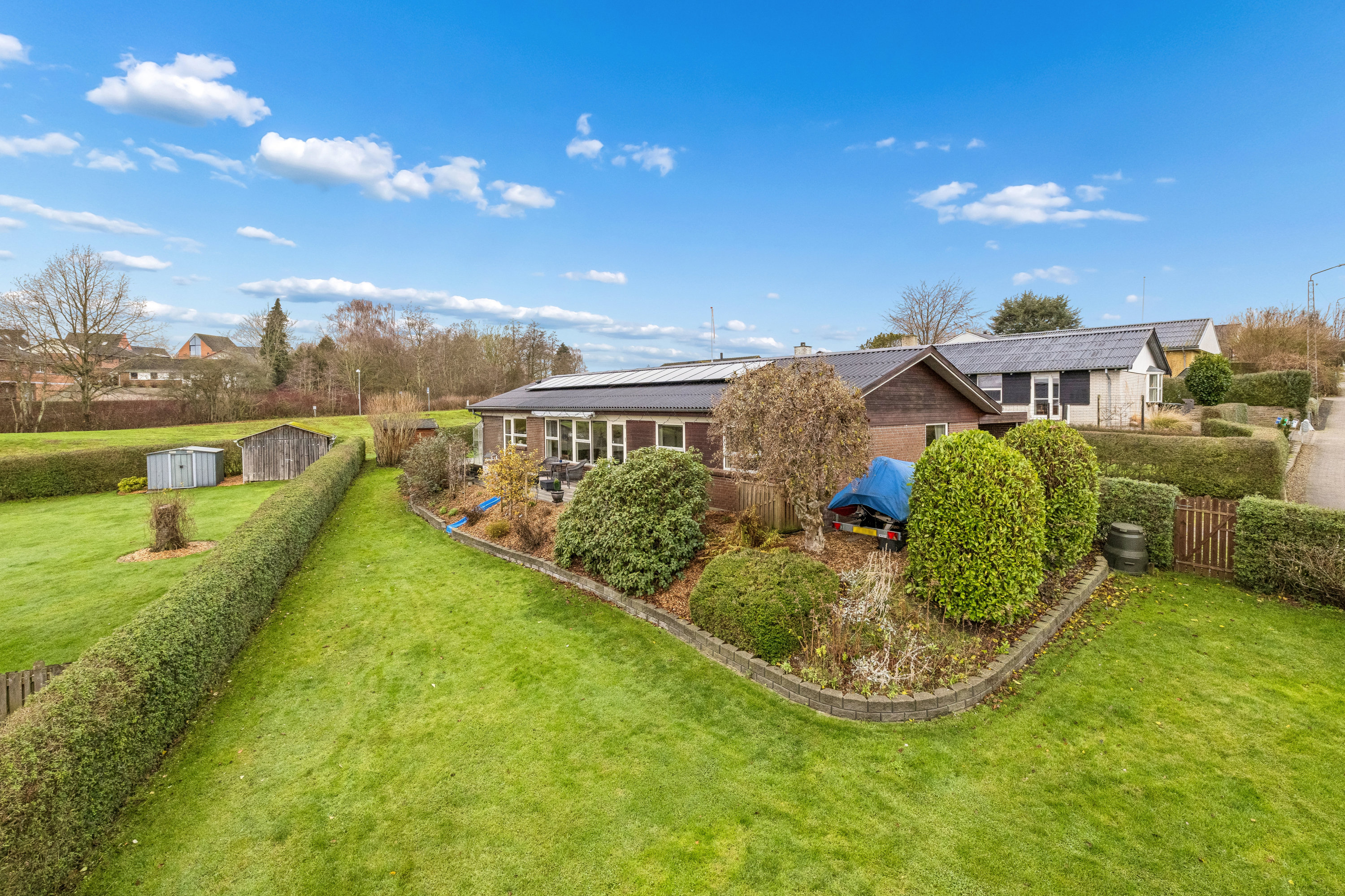 Fremhævet have billede i fuldskærmstilstand. Billede af Solbakken 5, Ugelbølle, 8410 Rønde