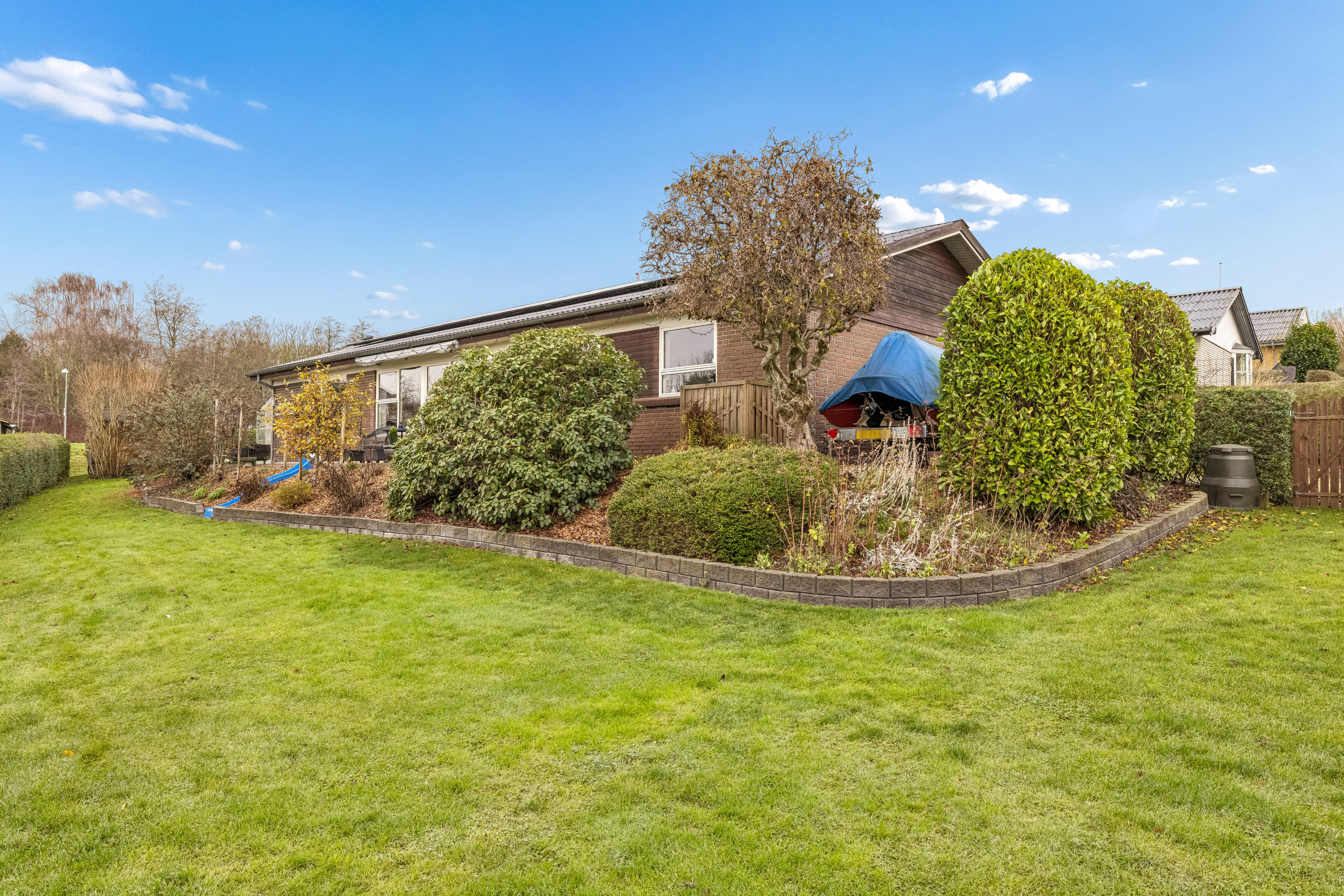 Fremhævet have billede i fuldskærmstilstand. Billede af Solbakken 5, Ugelbølle, 8410 Rønde