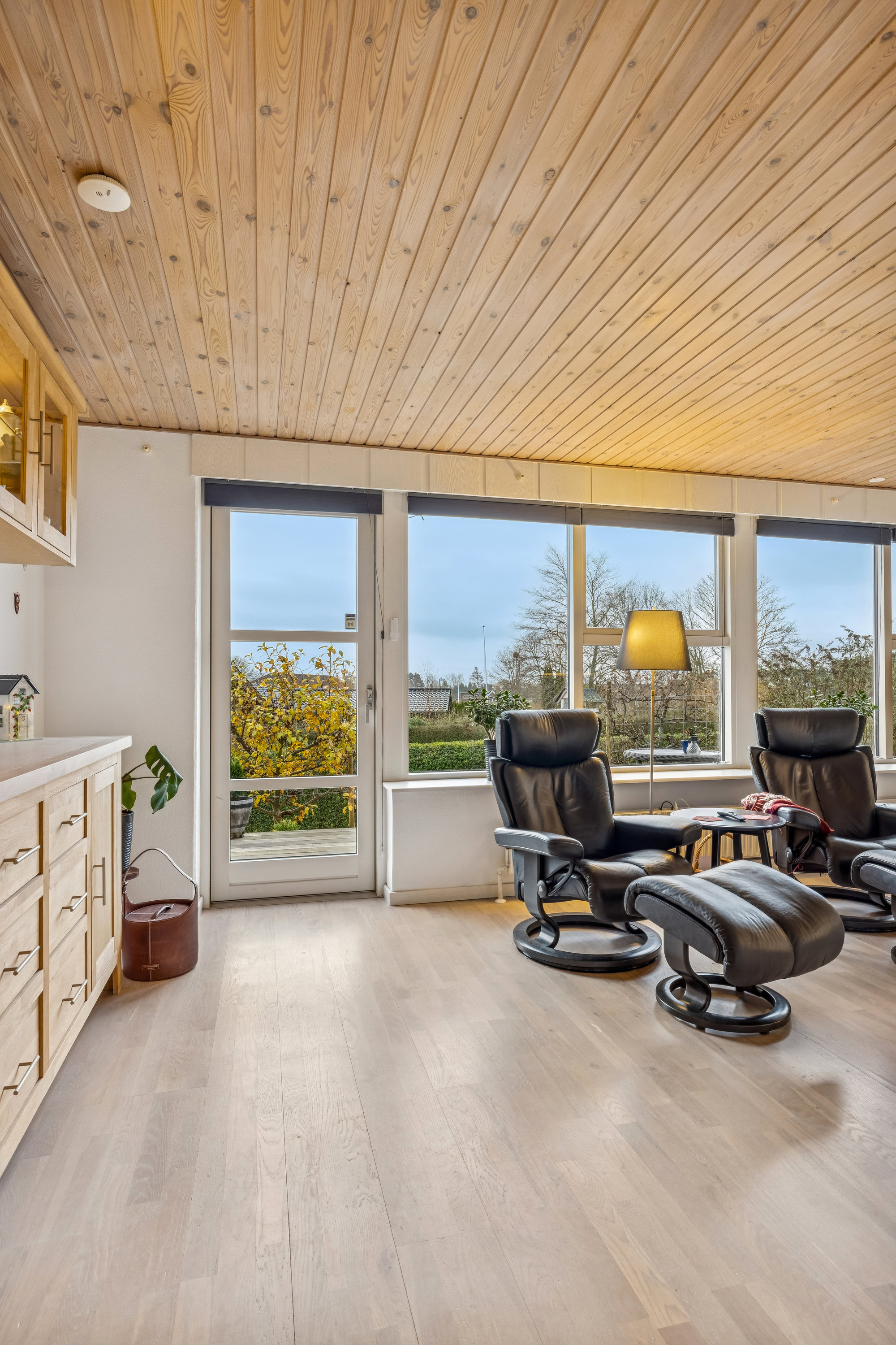 Fremhævet stue billede i fuldskærmstilstand. Billede af Solbakken 5, Ugelbølle, 8410 Rønde